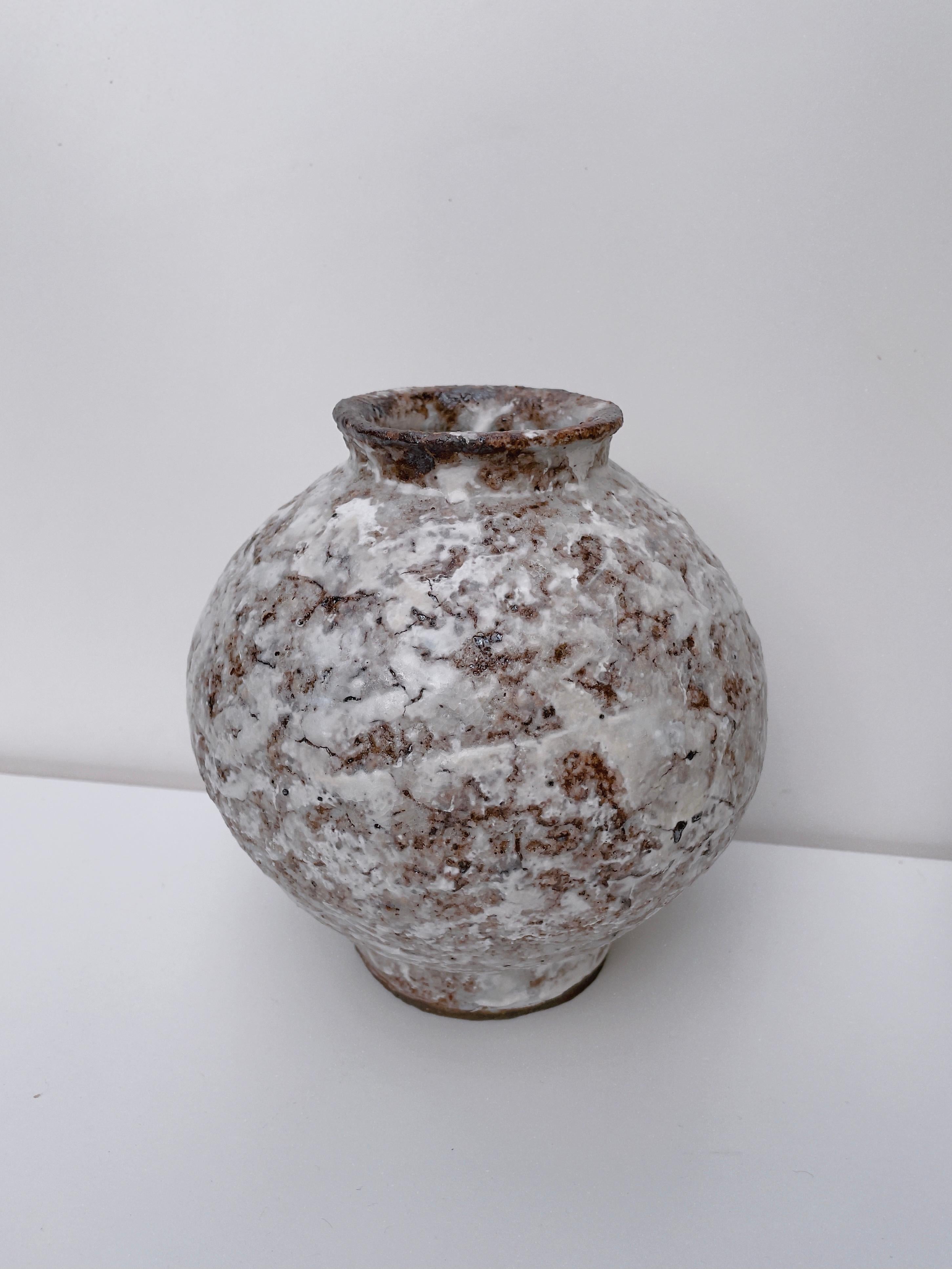 Small white rituals vase by Lisa Geue
Dimensions: D 17 x W 16 x H 16 cm
Materials: Terracotta, Kaolin wash, Shino glazes.
Non-functional.

By researching ancient and indigenous rites, practices, and rituals, Geue observes the meaning of the