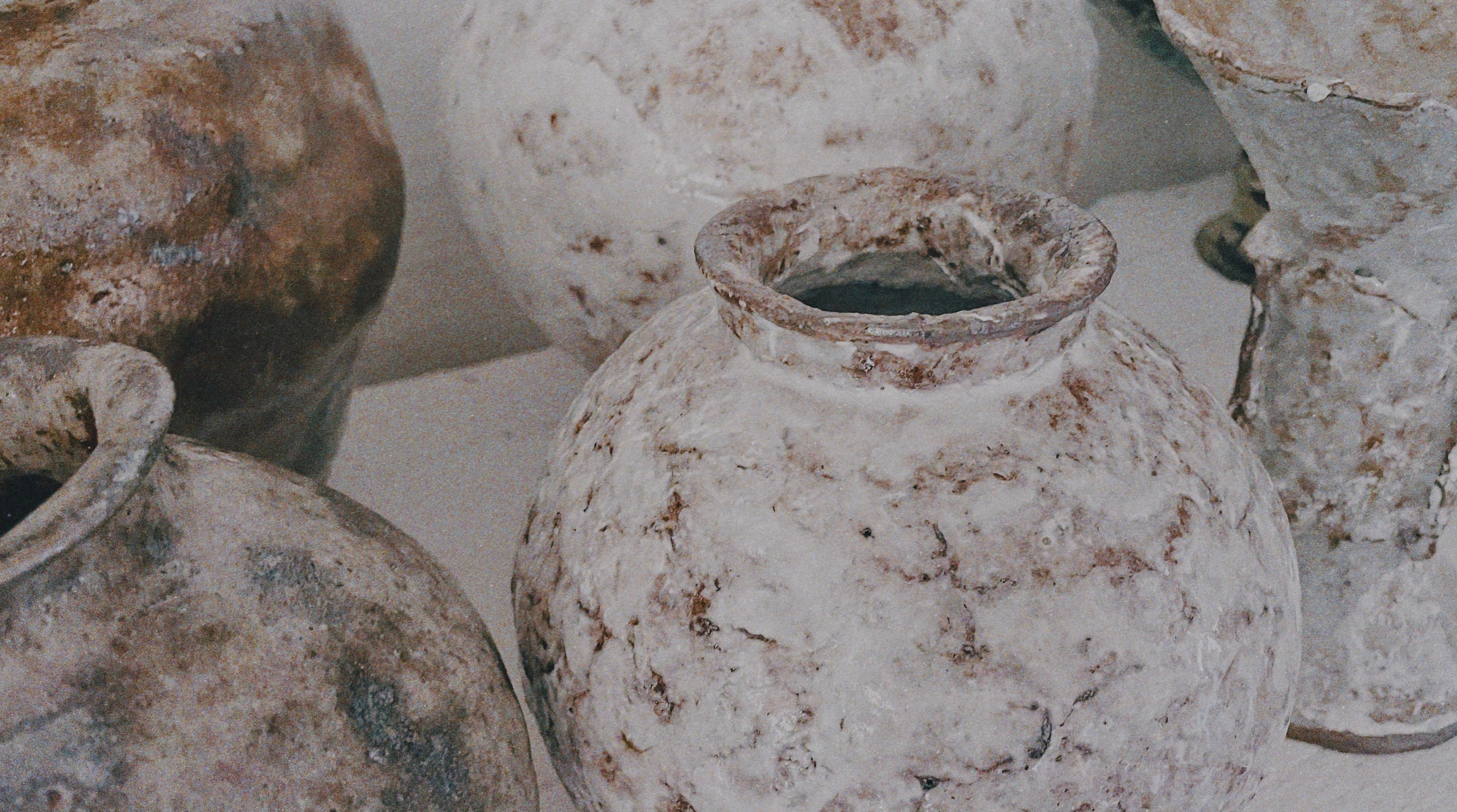 Weiße Rituals-Vase von Lisa Geue im Angebot 1