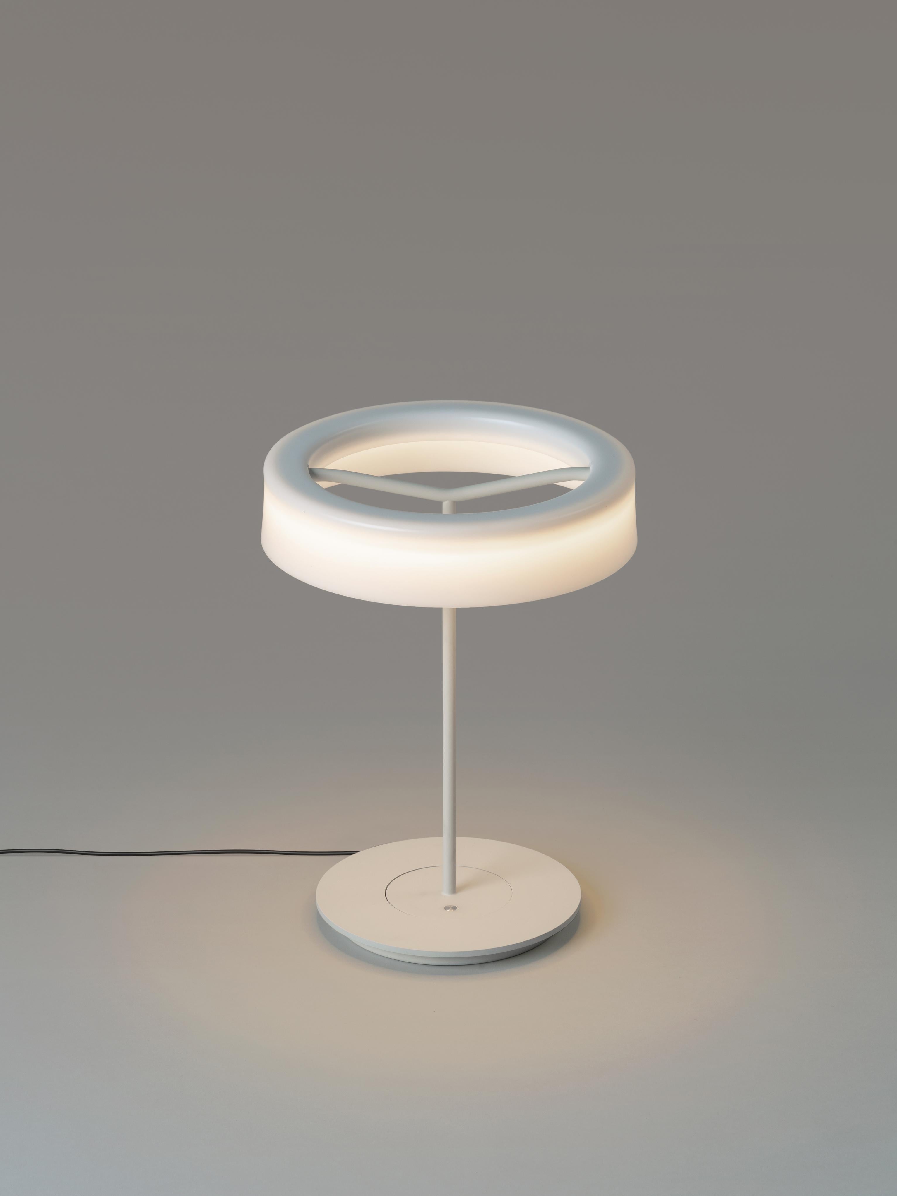 Small white sin table lamp with shade I by Antoni Arola
Dimensions: D 27 x H 36 cm
Materials: Metal.
Lampshade: White opal methacrylate.
Available in white or graphite, with or without shade.

A lamp that combines simplicity and technology to