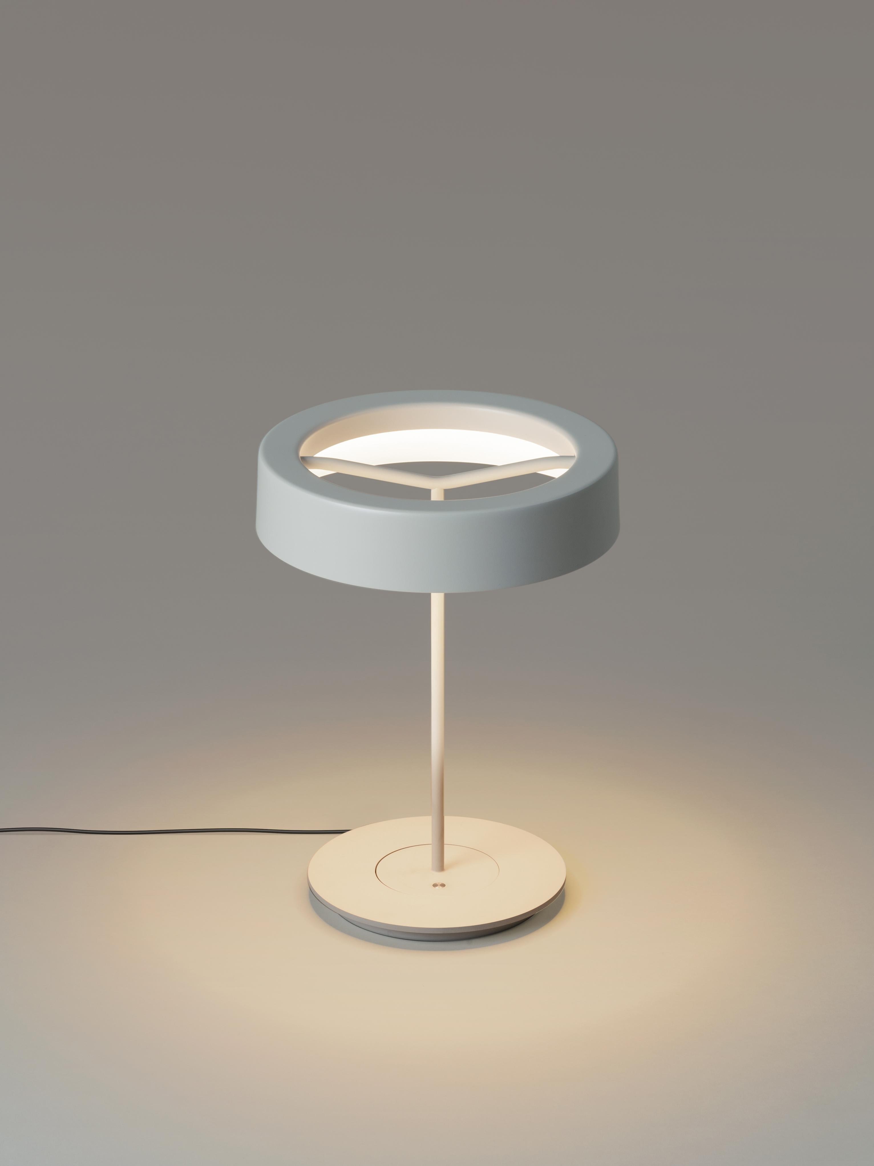 Small white sin table lamp with shade II by Antoni Arola
Dimensions: D 27 x H 36 cm
Materials: Metal.
Lampshade: White S&C aluminium.
Available in white or graphite, with or without shade.

A lamp that combines simplicity and technology to