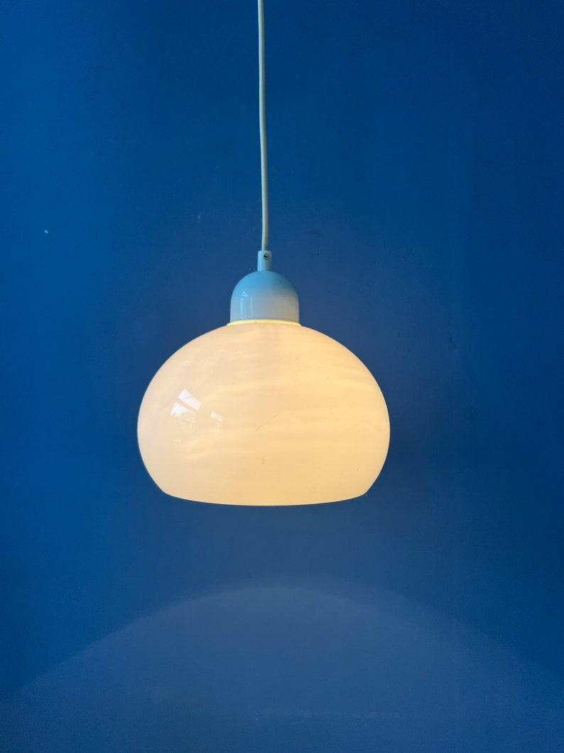 Piccola lampada a sospensione a forma di fungo della metà del secolo, di colore bianco e di stile spaziale. Il paralume a fungo è realizzato in vetro acrilico e produce una luce calda e accogliente. La lampada richiede una lampadina E27/26