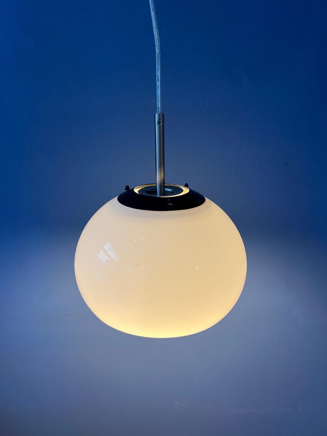 Small White Space Age Mushroom Pendant Lamp, 1970s In Good Condition For Sale In ROTTERDAM, ZH