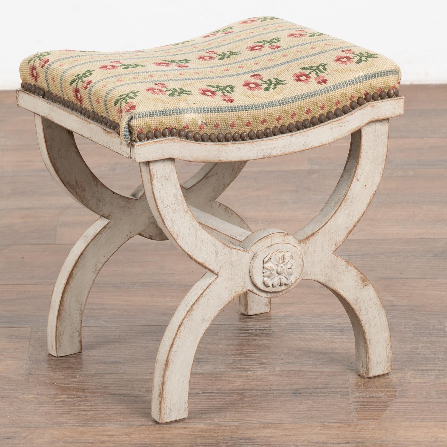 Dieser zierliche schwedische Hocker oder Tabouret hat einen jochförmigen Sockel mit aufgesetztem geschnitztem Blumenmedaillon.
Die abgenutzte Patina der späteren antik-weißen Lackierung trägt zum Charme bei.
Dieser kleine Hocker oder diese Fußstütze
