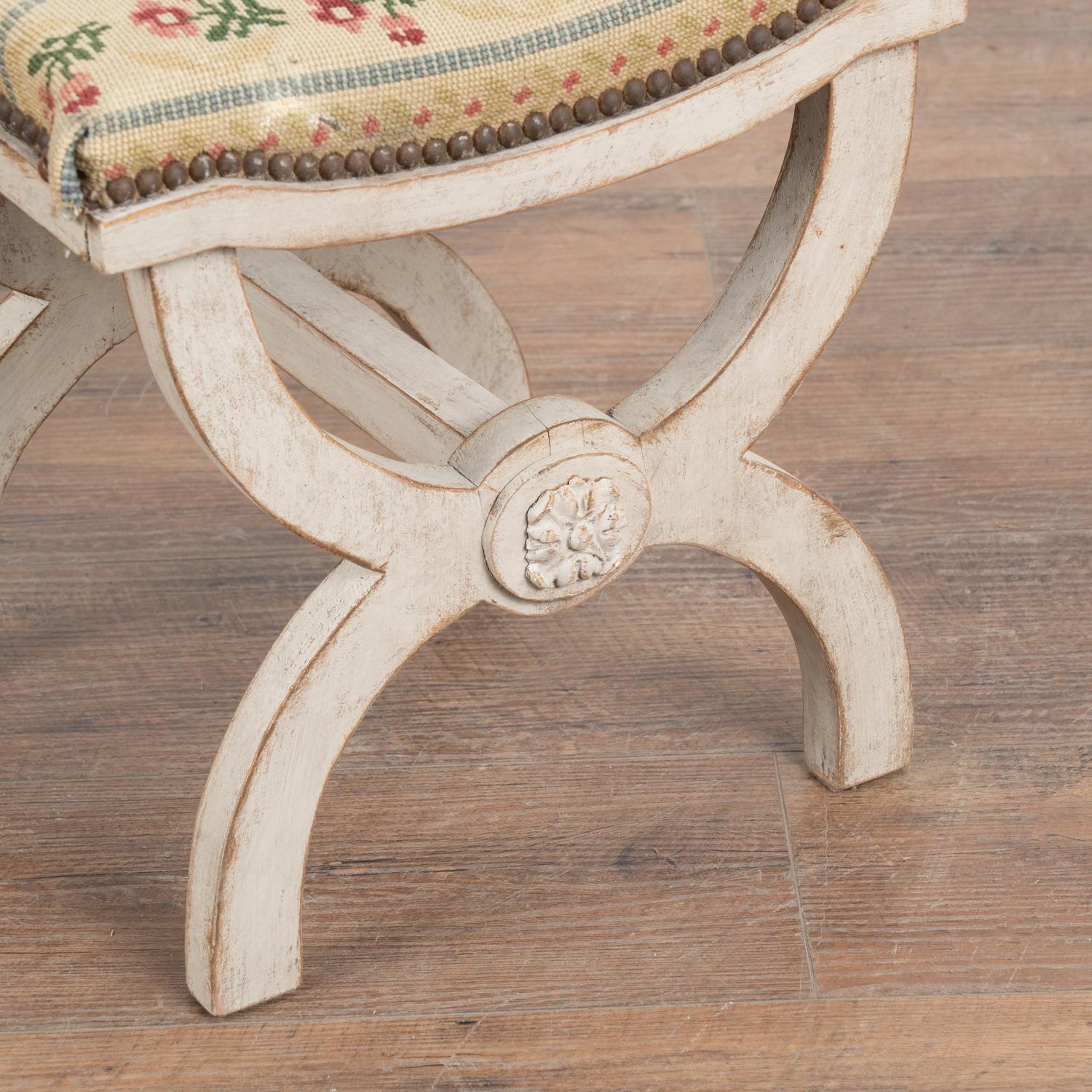 Kleiner weißer schwedischer Hocker oder Fußbank, um 1900 (20. Jahrhundert) im Angebot