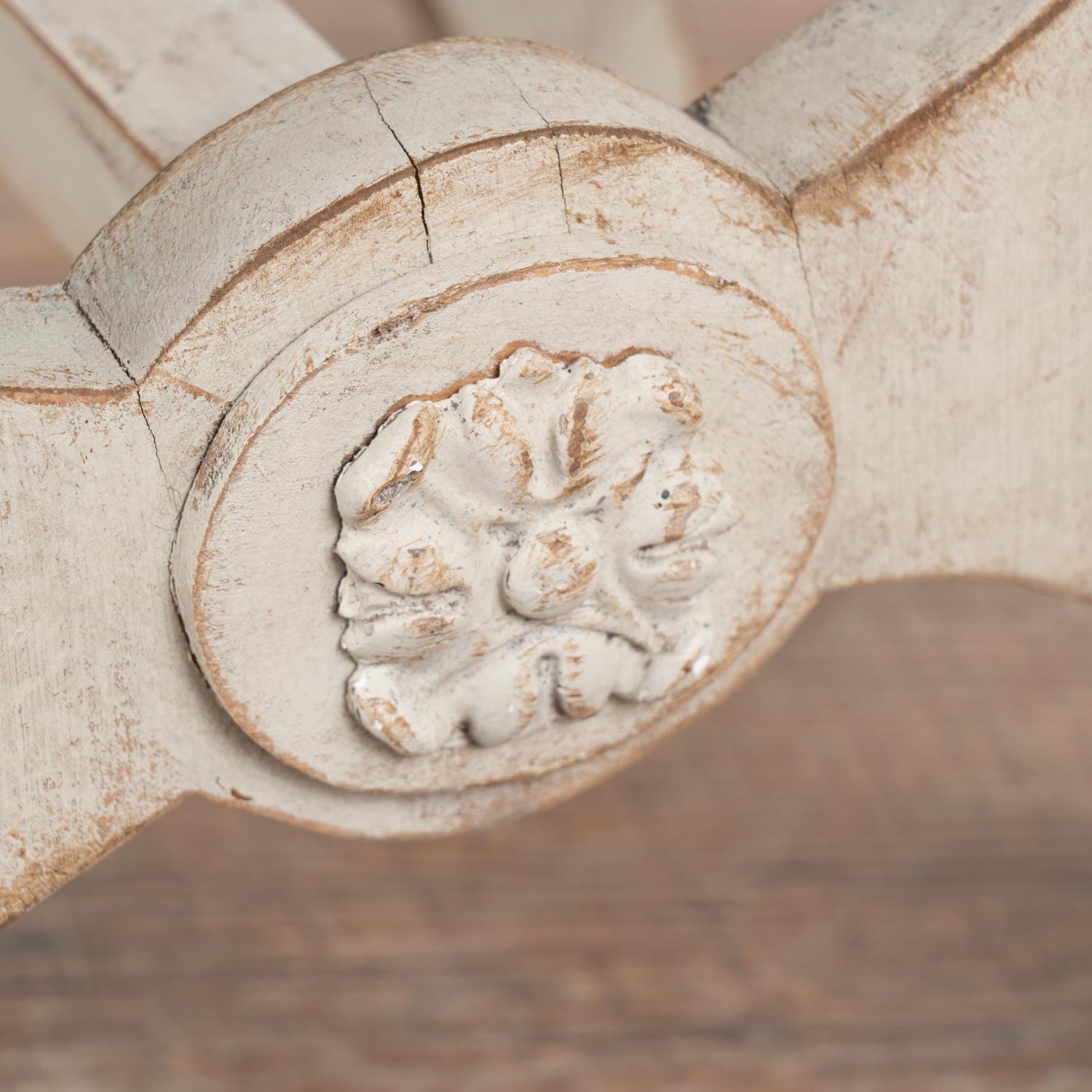 Kleiner weißer schwedischer Hocker oder Fußbank, um 1900 (Polster) im Angebot