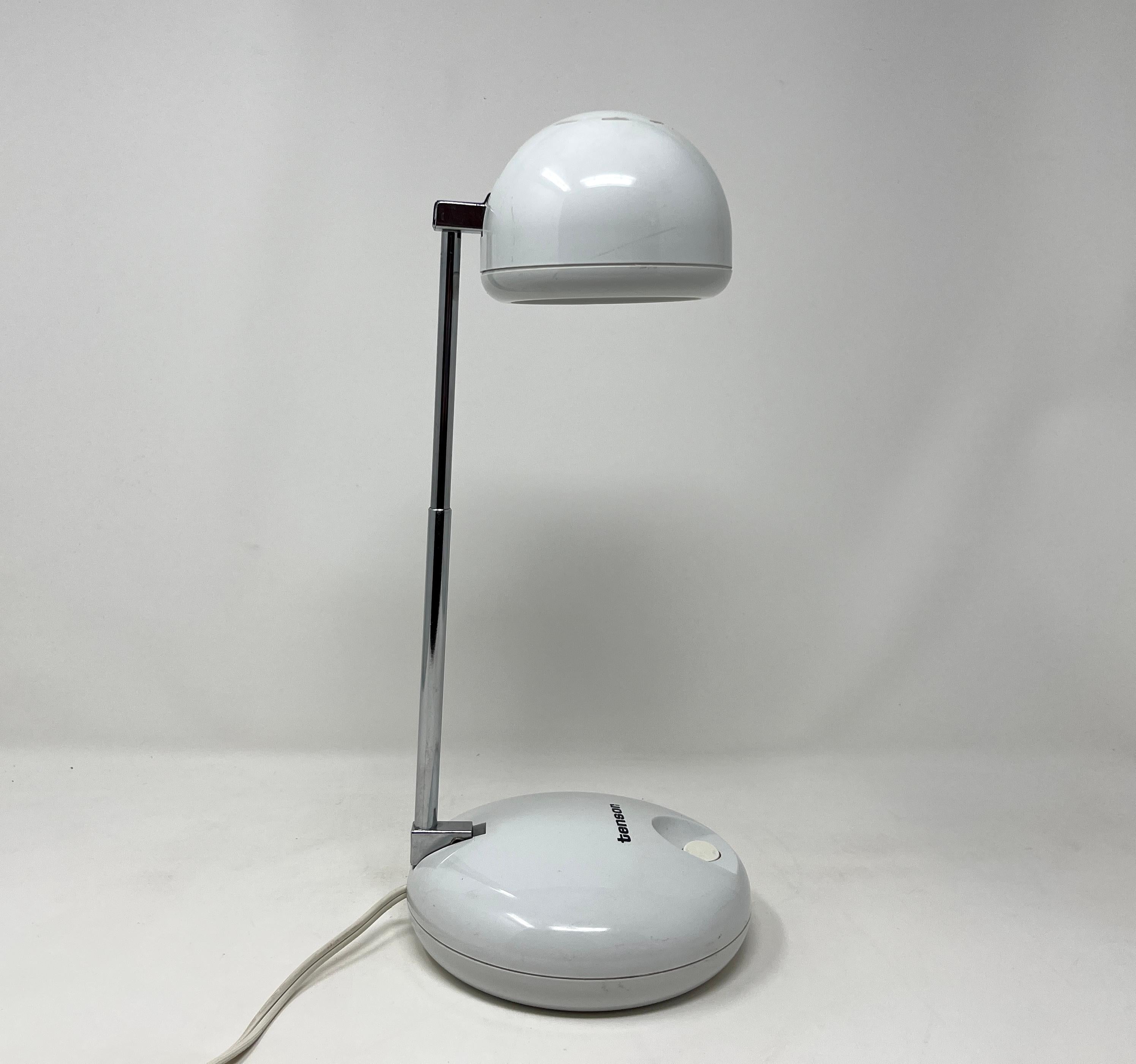 Small White Tensor Post Modern Adjustable Eyeball Desk Lamp In Good Condition For Sale In Chicago, IL