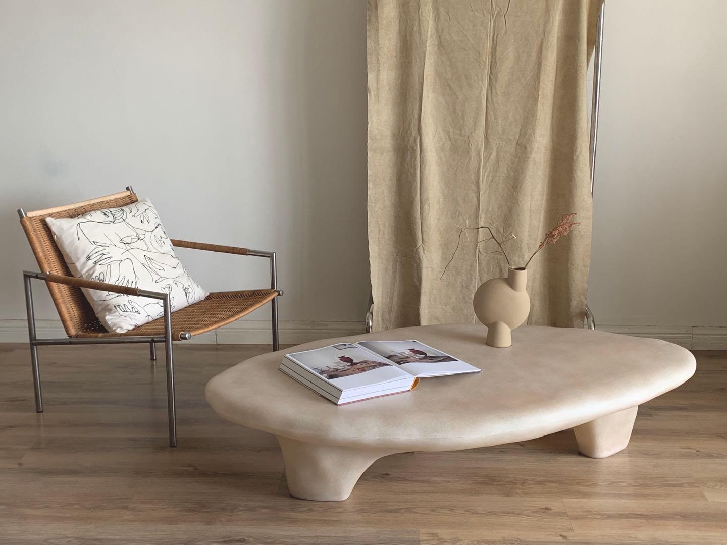Tavolino in fibra di vetro beige naturale a treppiede, dalla forma organica e unica, di kar in vendita 3