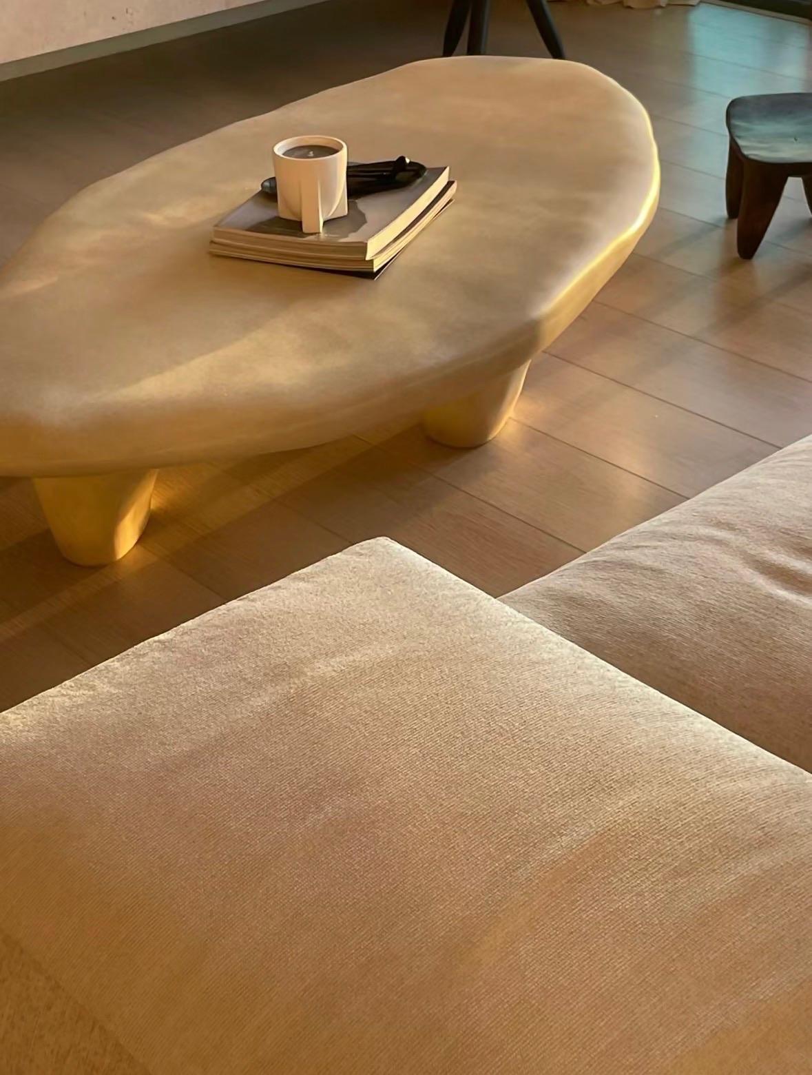 Tavolino in fibra di vetro beige naturale a treppiede, dalla forma organica e unica, di kar in vendita 5