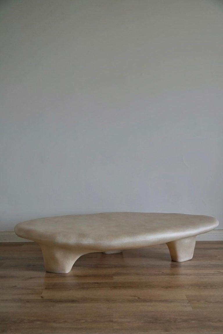 Tavolino da caffè a treppiede Whiting di kar
Dimensioni: L 120 x P 64 x H 30 cm
Materiali: FRP 

Questo pezzo è adatto all'uso esterno.
Disponibile in nero.


Si ispira agli utensili a tre gambe che sono stati la prima creazione dell'uomo