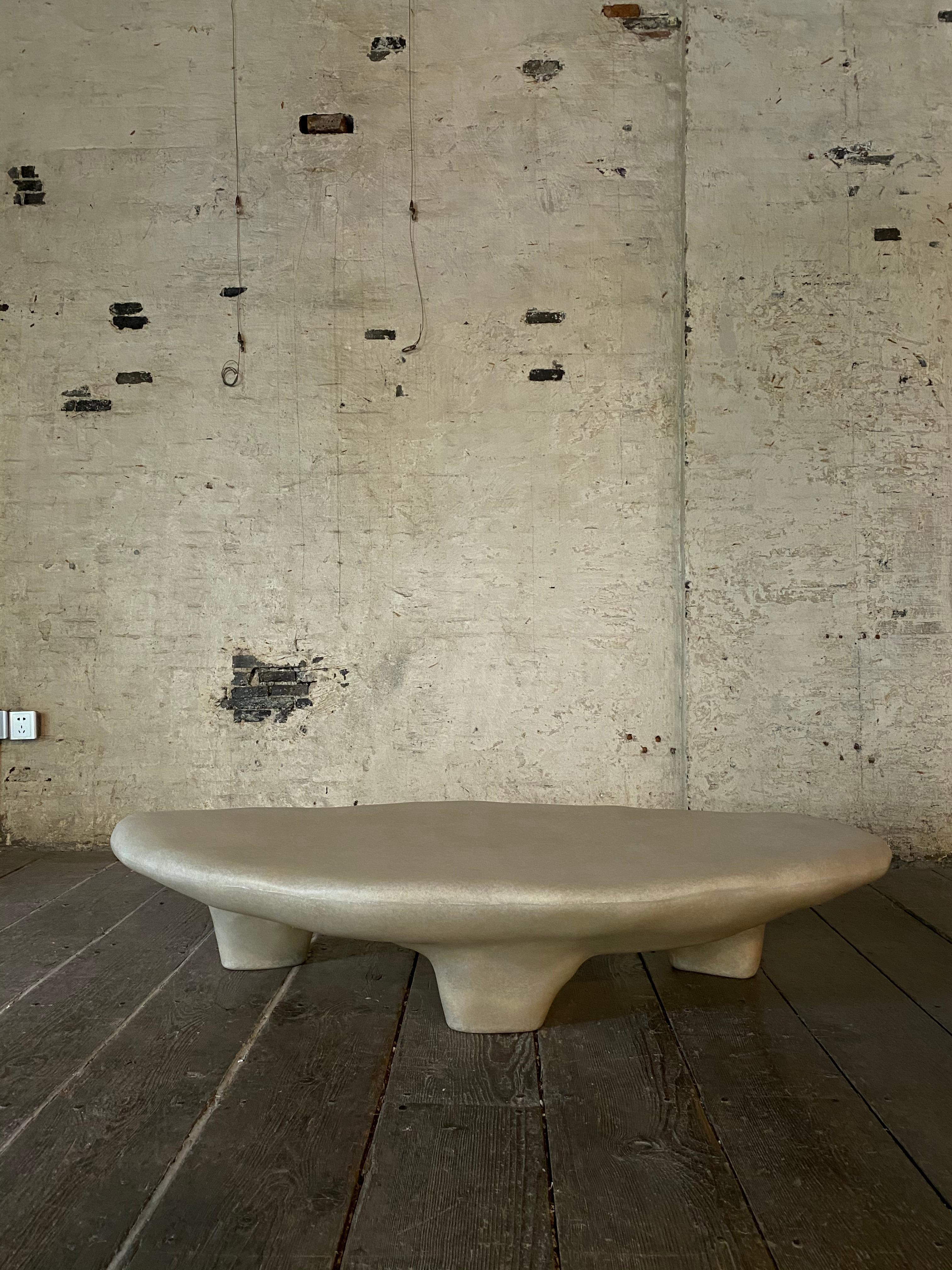 Moderno Tavolino in fibra di vetro beige naturale a treppiede, dalla forma organica e unica, di kar in vendita
