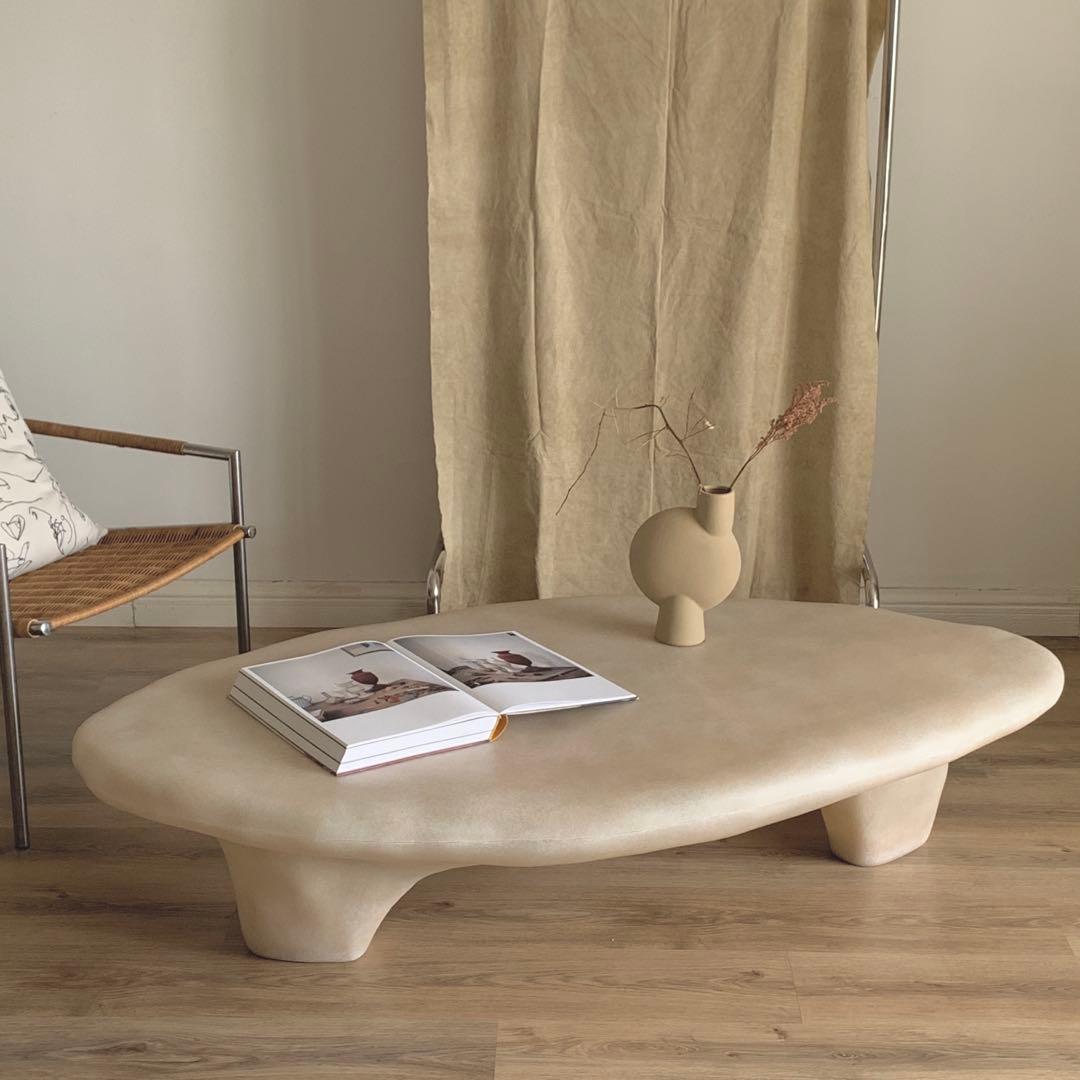 Tavolino in fibra di vetro beige naturale a treppiede, dalla forma organica e unica, di kar In condizioni Nuovo in vendita a Geneve, CH