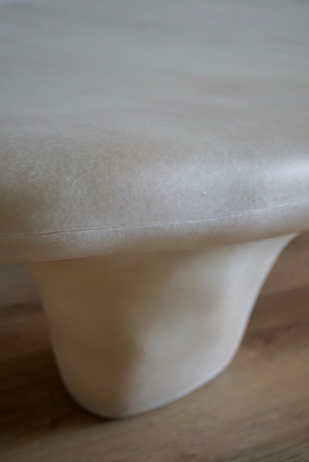 XXI secolo e contemporaneo Tavolino in fibra di vetro beige naturale a treppiede, dalla forma organica e unica, di kar in vendita