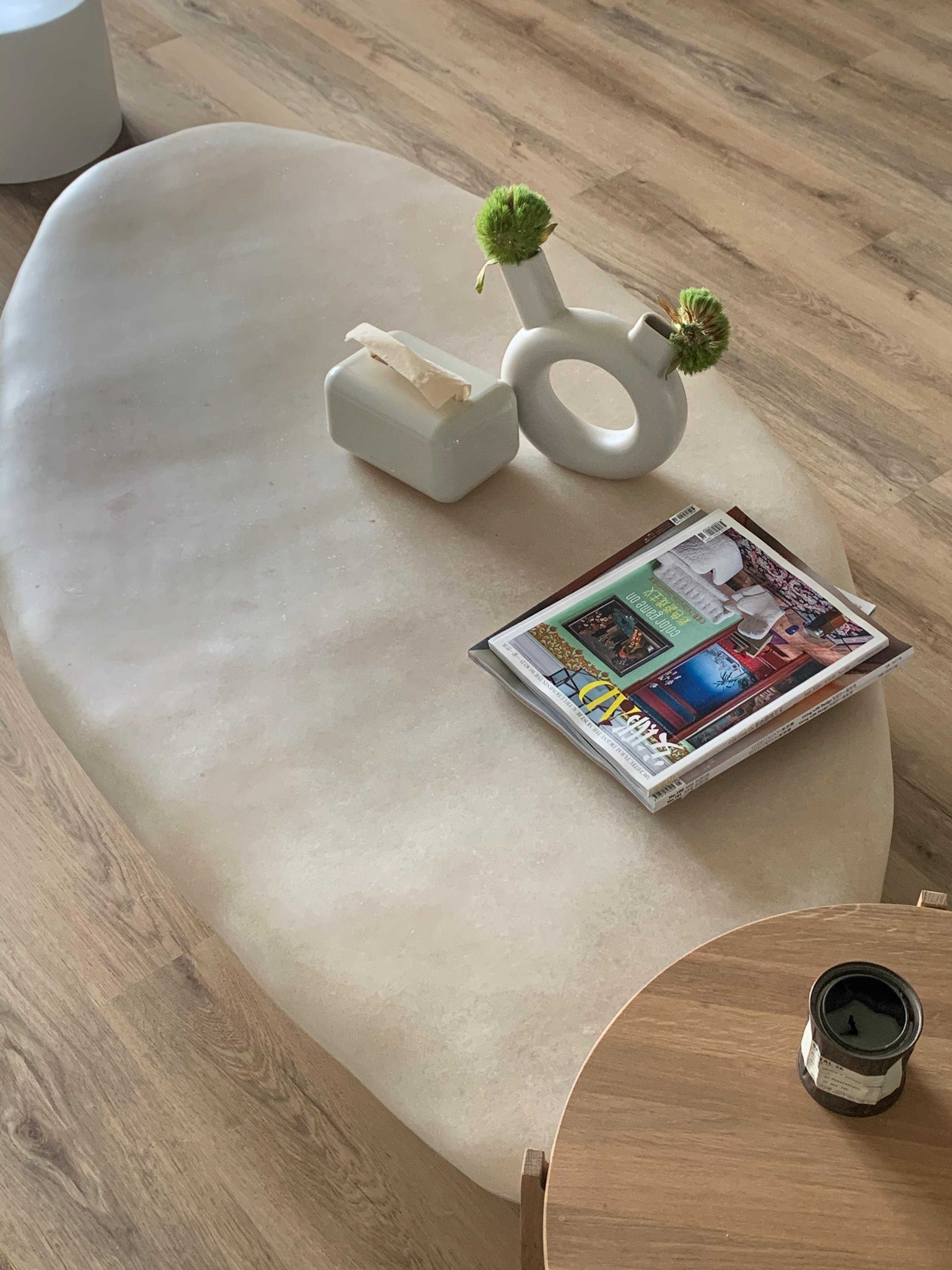 Tavolino in fibra di vetro beige naturale a treppiede, dalla forma organica e unica, di kar in vendita 1
