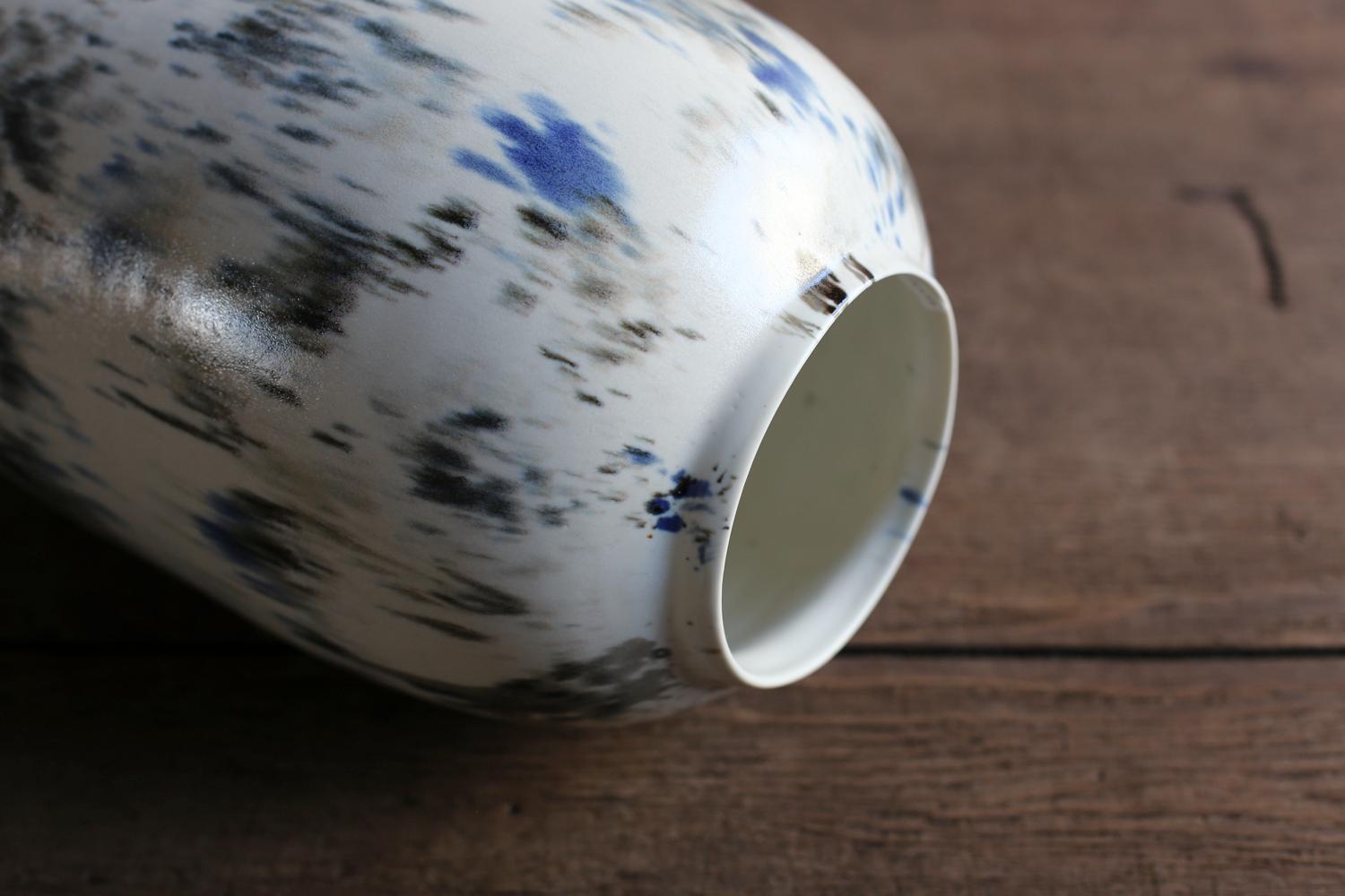 Petit vase blanc avec peinture abstraite de Scarlet Pottery en vente 3