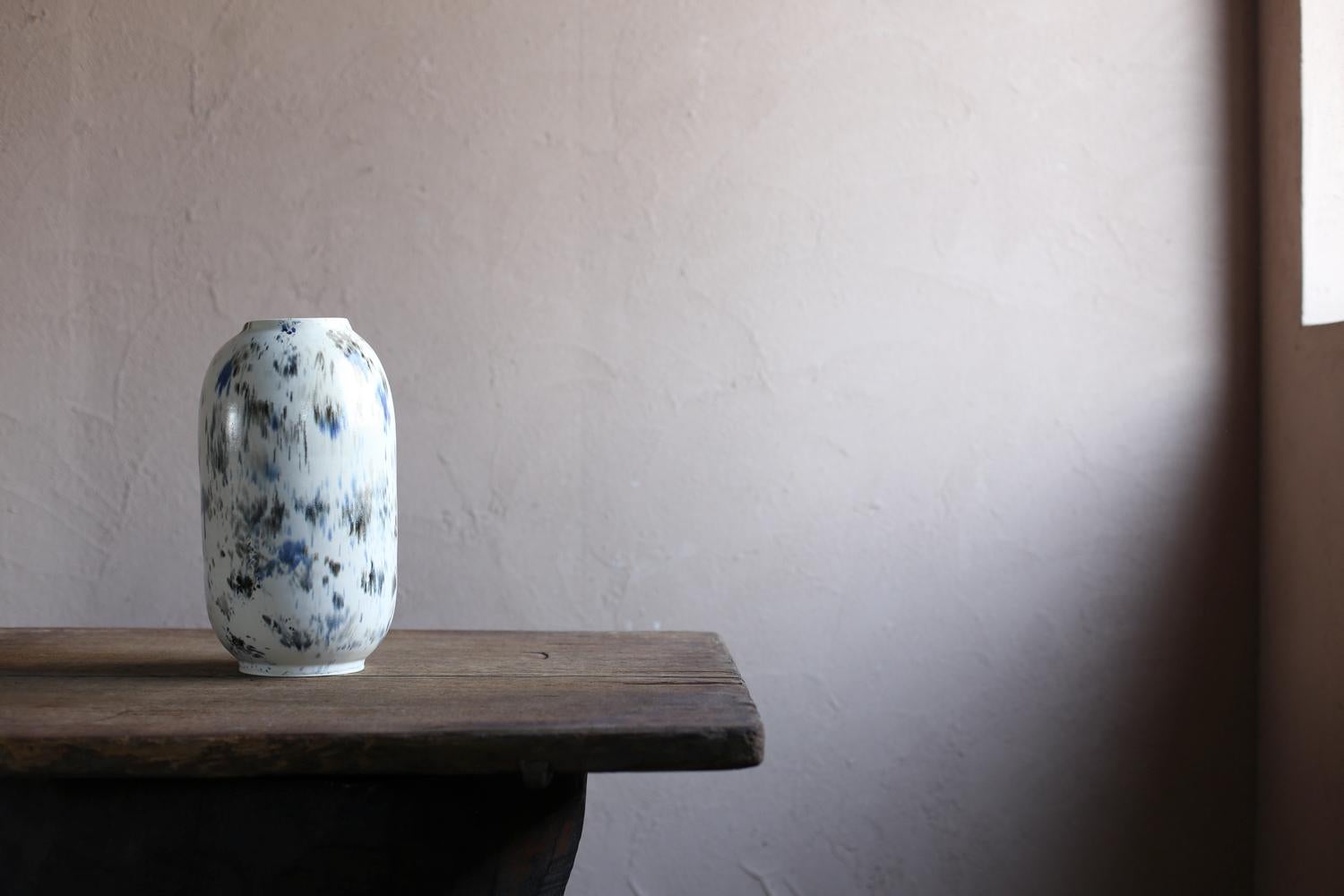 Il s'agit d'un vase fabriqué par l'unité d'artistes céramistes japonais 