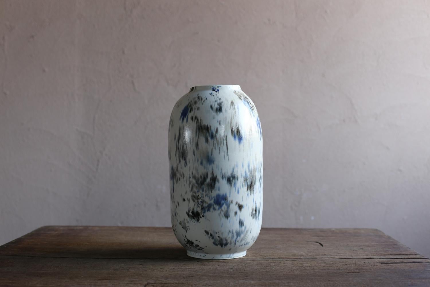 Japonisme Petit vase blanc avec peinture abstraite de Scarlet Pottery en vente