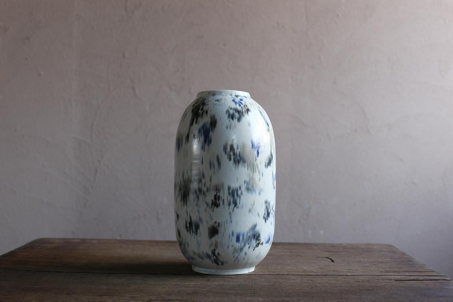Japonais Petit vase blanc avec peinture abstraite de Scarlet Pottery en vente
