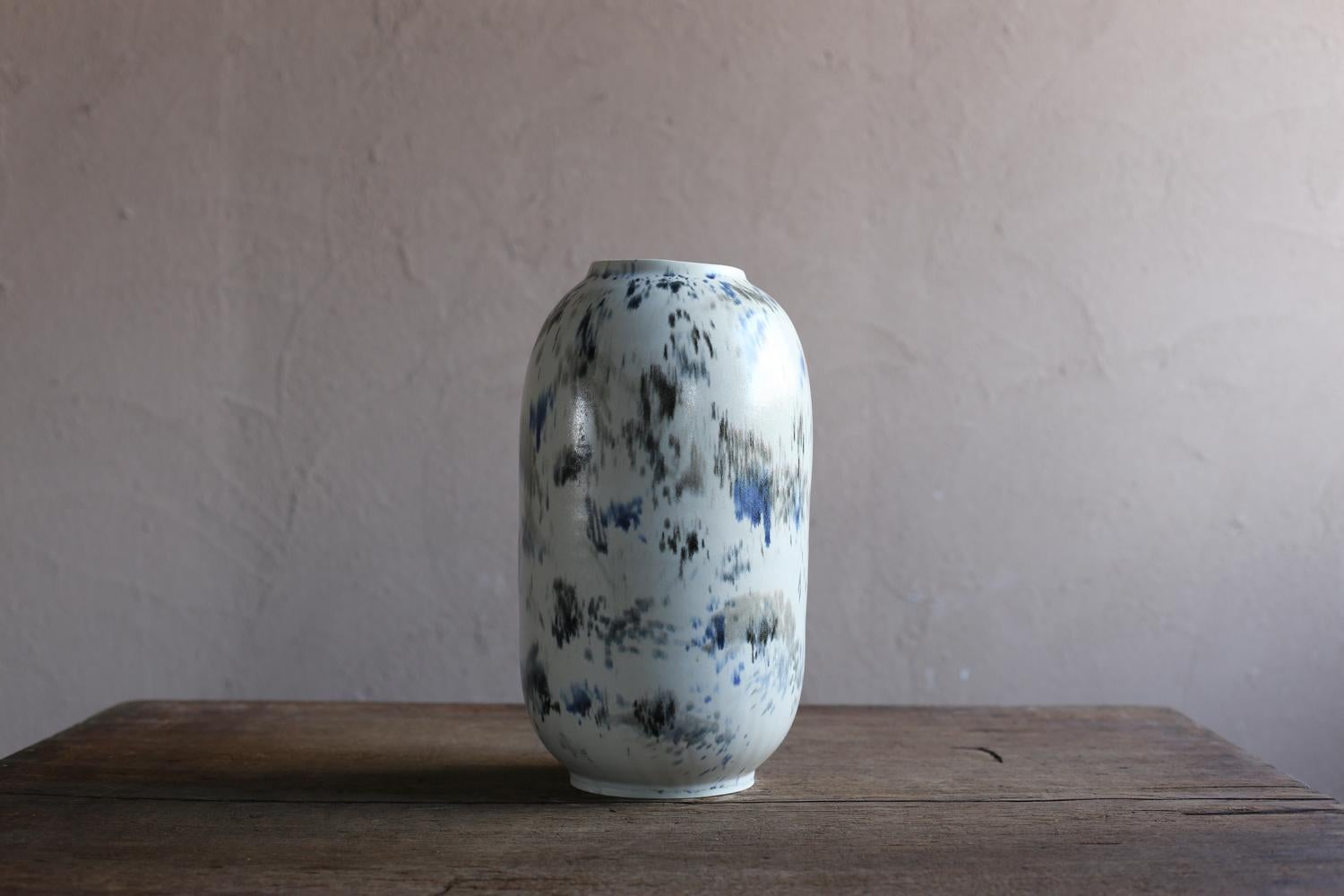 Fait main Petit vase blanc avec peinture abstraite de Scarlet Pottery en vente