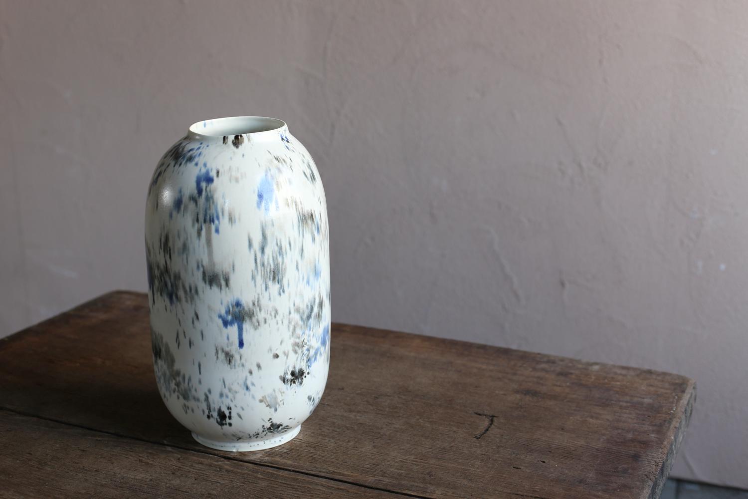 XXIe siècle et contemporain Petit vase blanc avec peinture abstraite de Scarlet Pottery en vente
