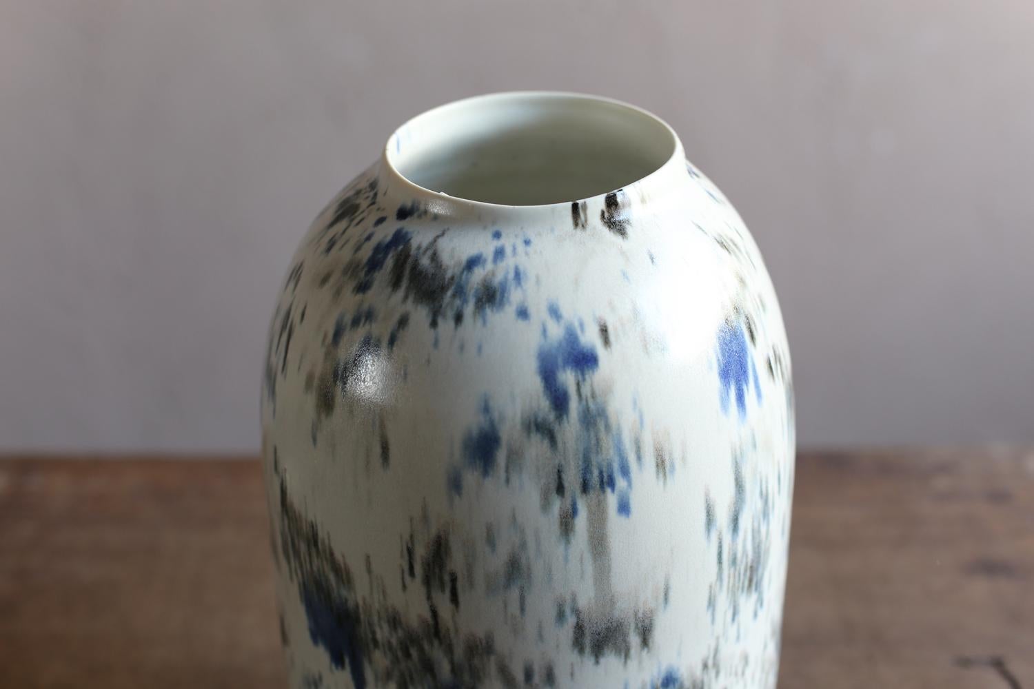 Porcelaine Petit vase blanc avec peinture abstraite de Scarlet Pottery en vente
