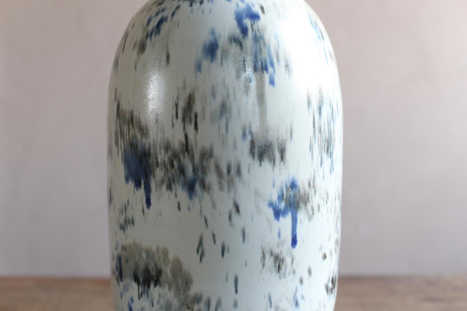 Petit vase blanc avec peinture abstraite de Scarlet Pottery en vente 1