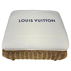 Petit tabouret ou banc en osier avec tissu Louis Vuitton