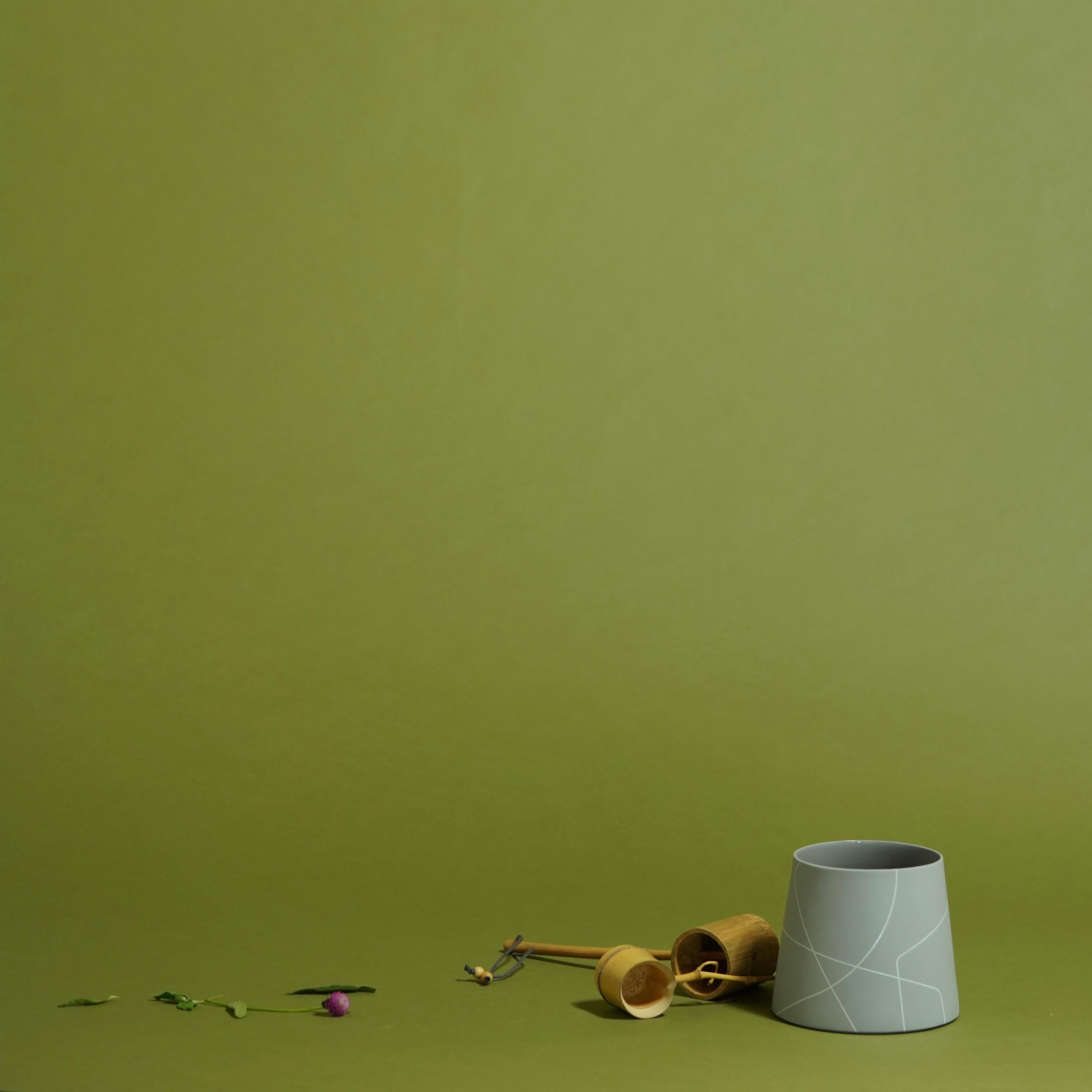 XXIe siècle et contemporain Petit vase conique en céramique gris clair mat avec motif de lignes graphiques en vente