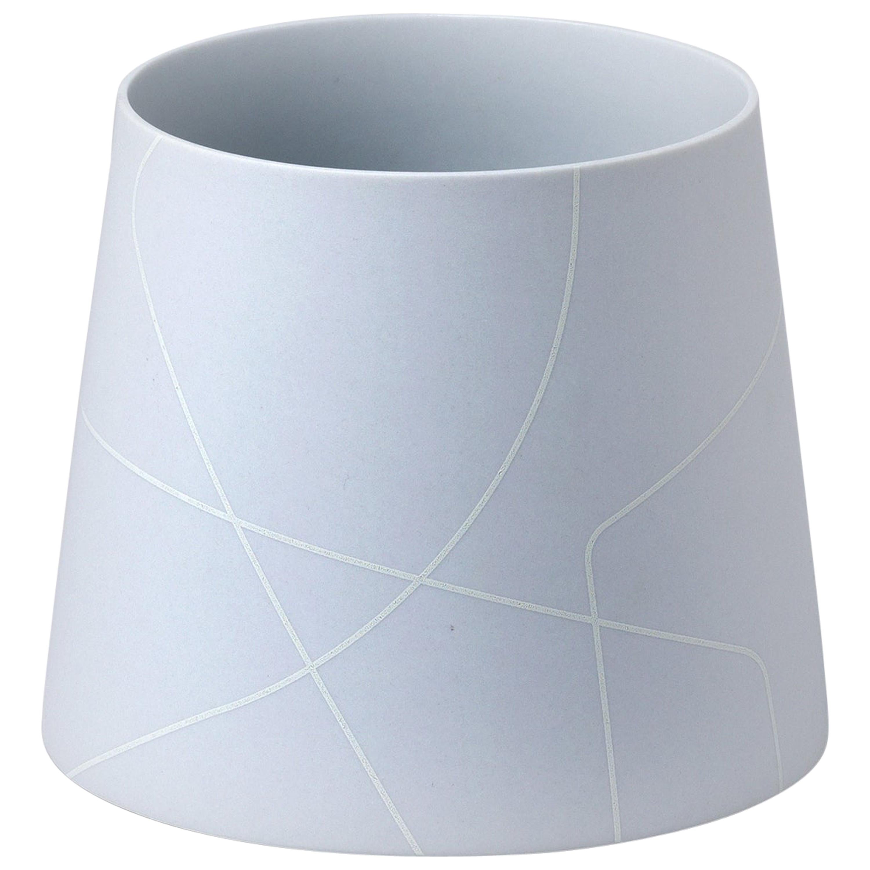 Konische Keramikvase mit grafischem Linienmuster, matt und hellgrau im Angebot