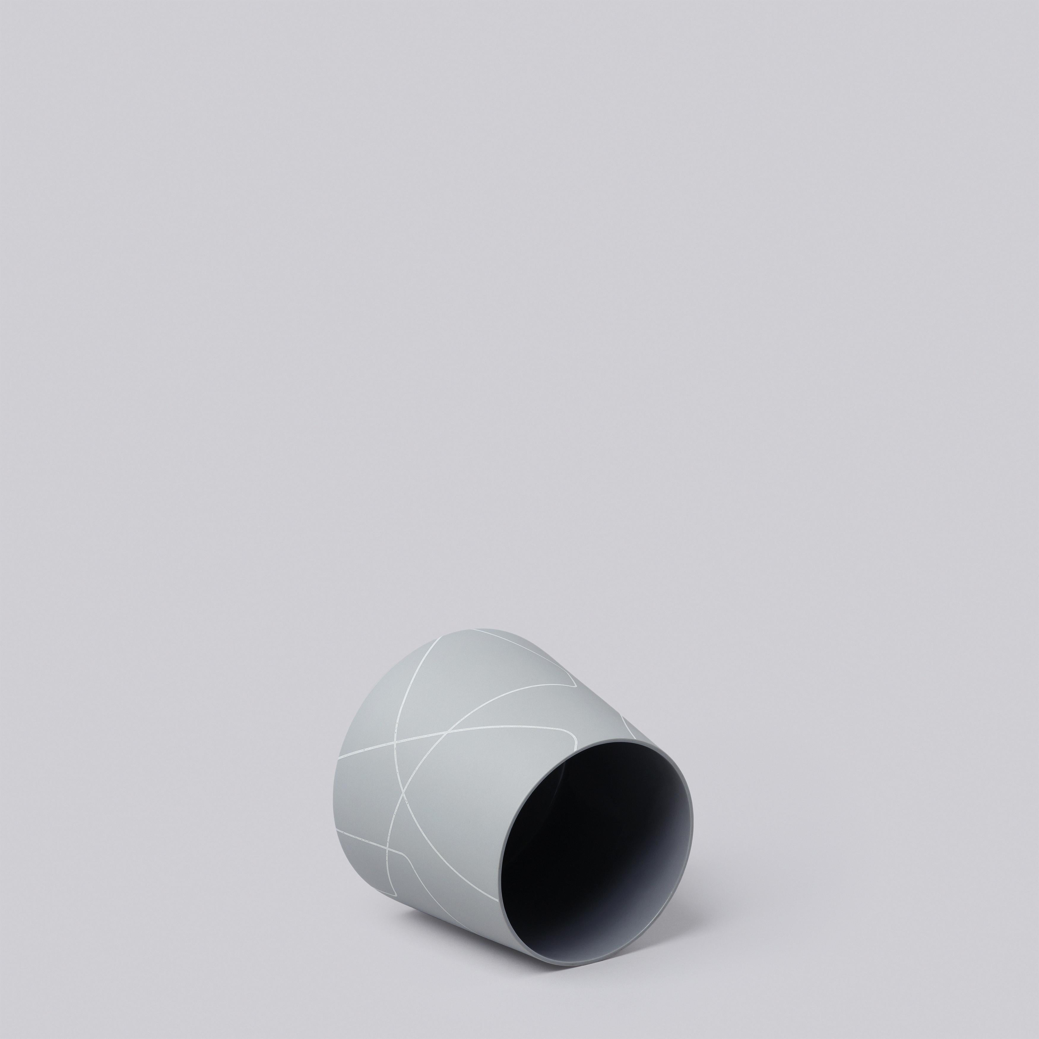 Chinois Petit vase conique en céramique gris mat et moyen avec motif de lignes graphiques en vente