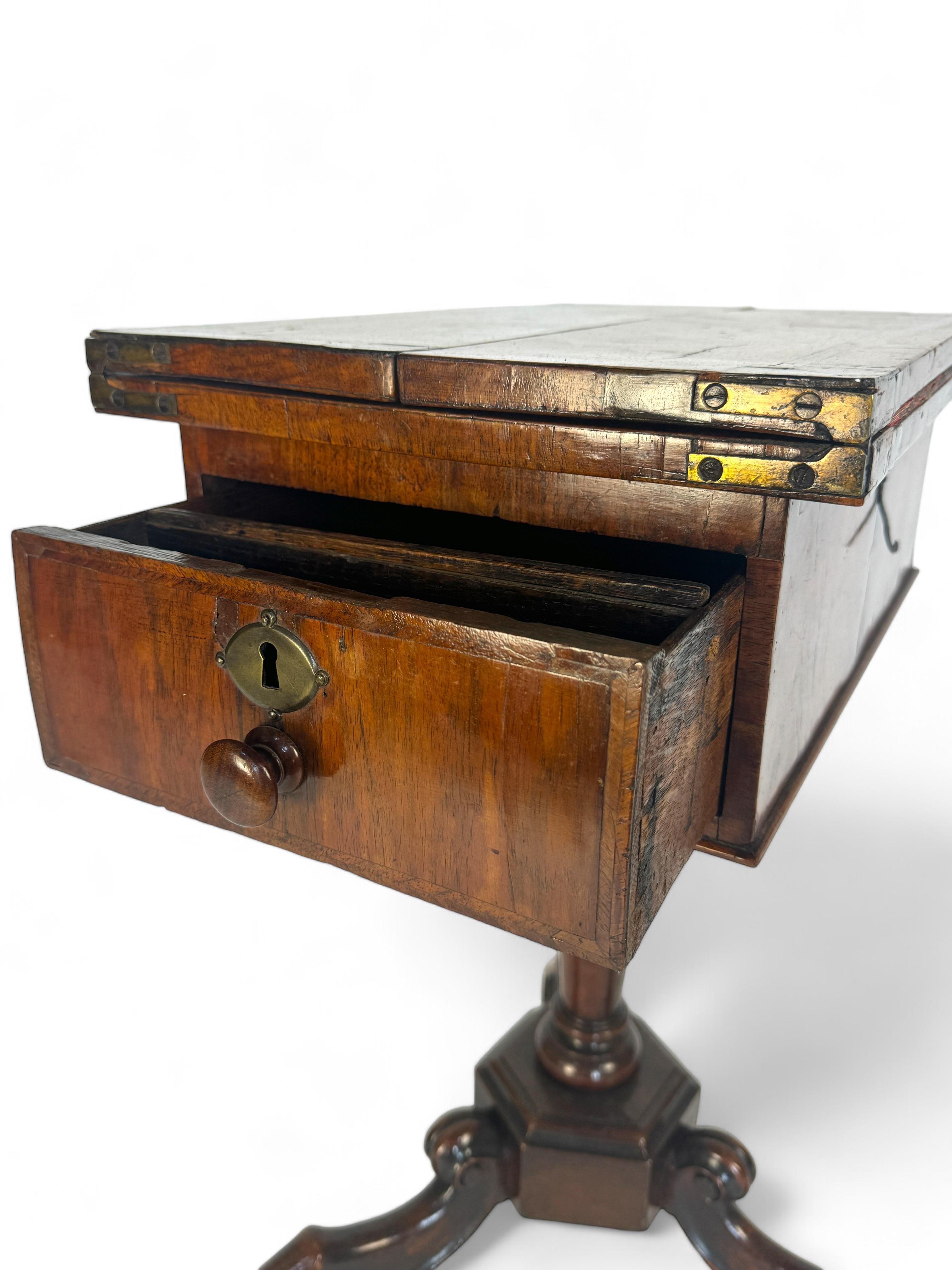 William and Mary Petite table à écrire tripode en noyer William & Mary
