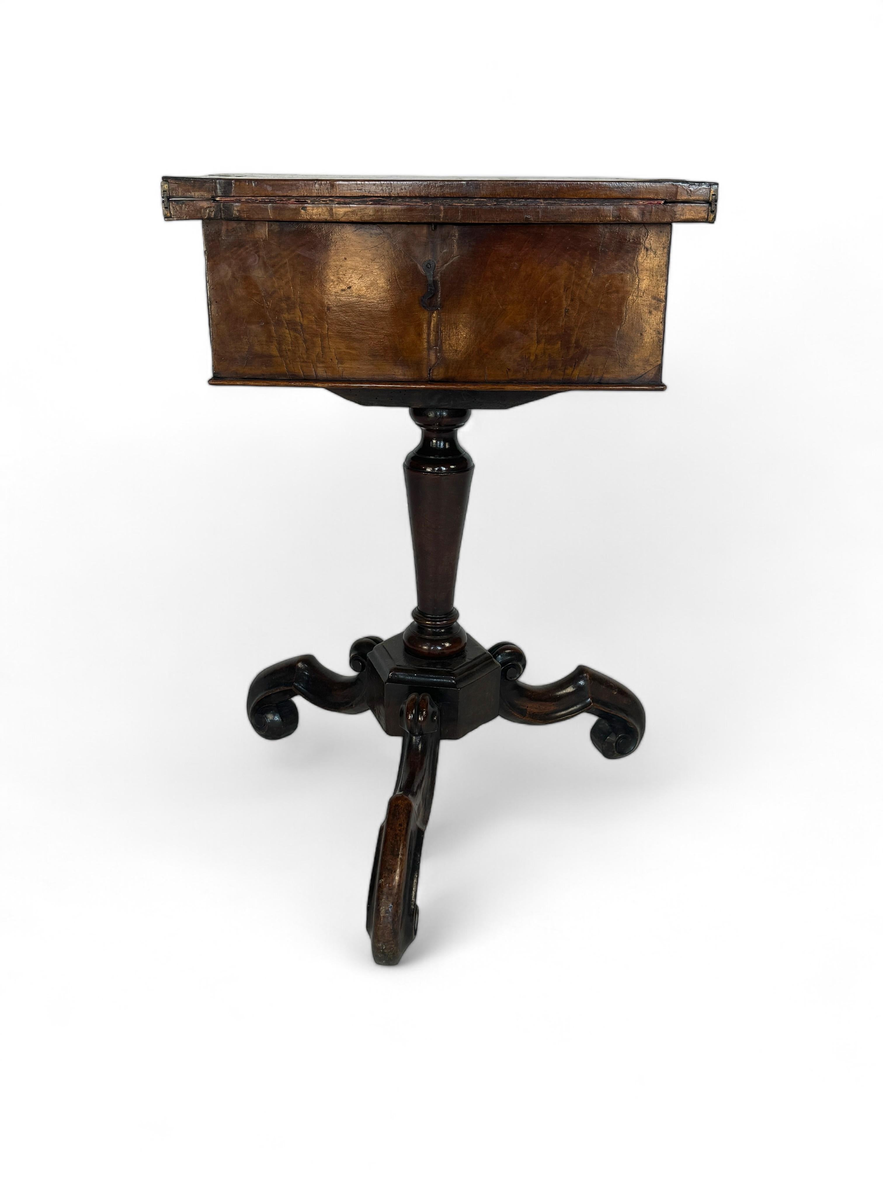 Anglais Petite table à écrire tripode en noyer William & Mary