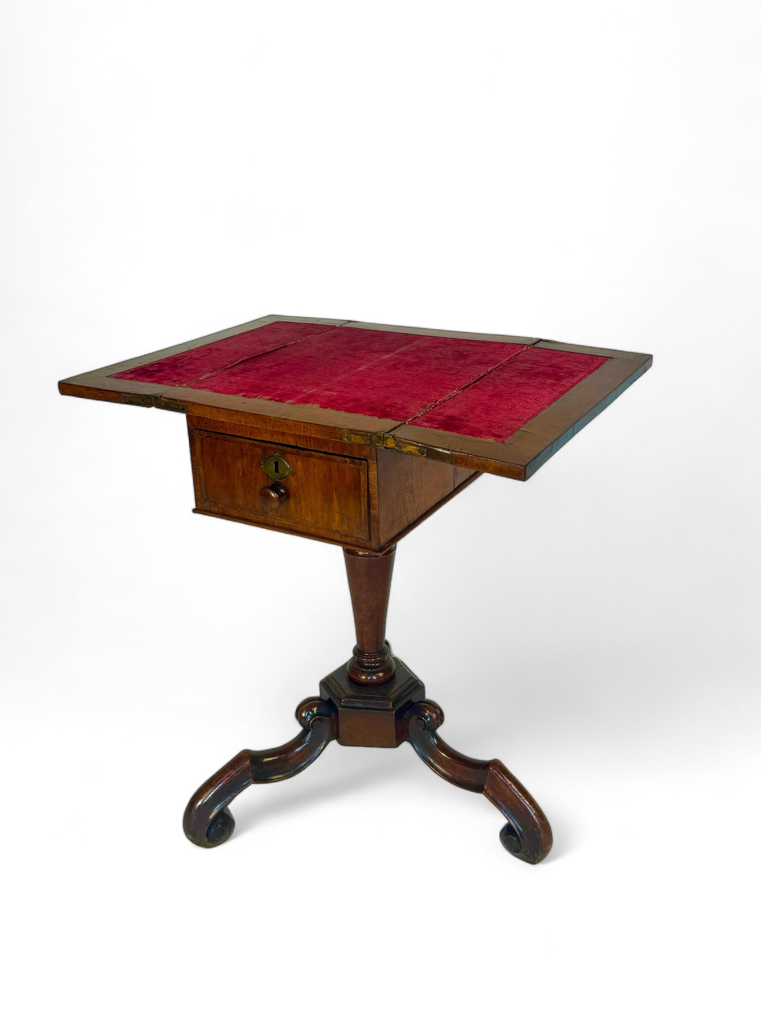 Placage Petite table à écrire tripode en noyer William & Mary