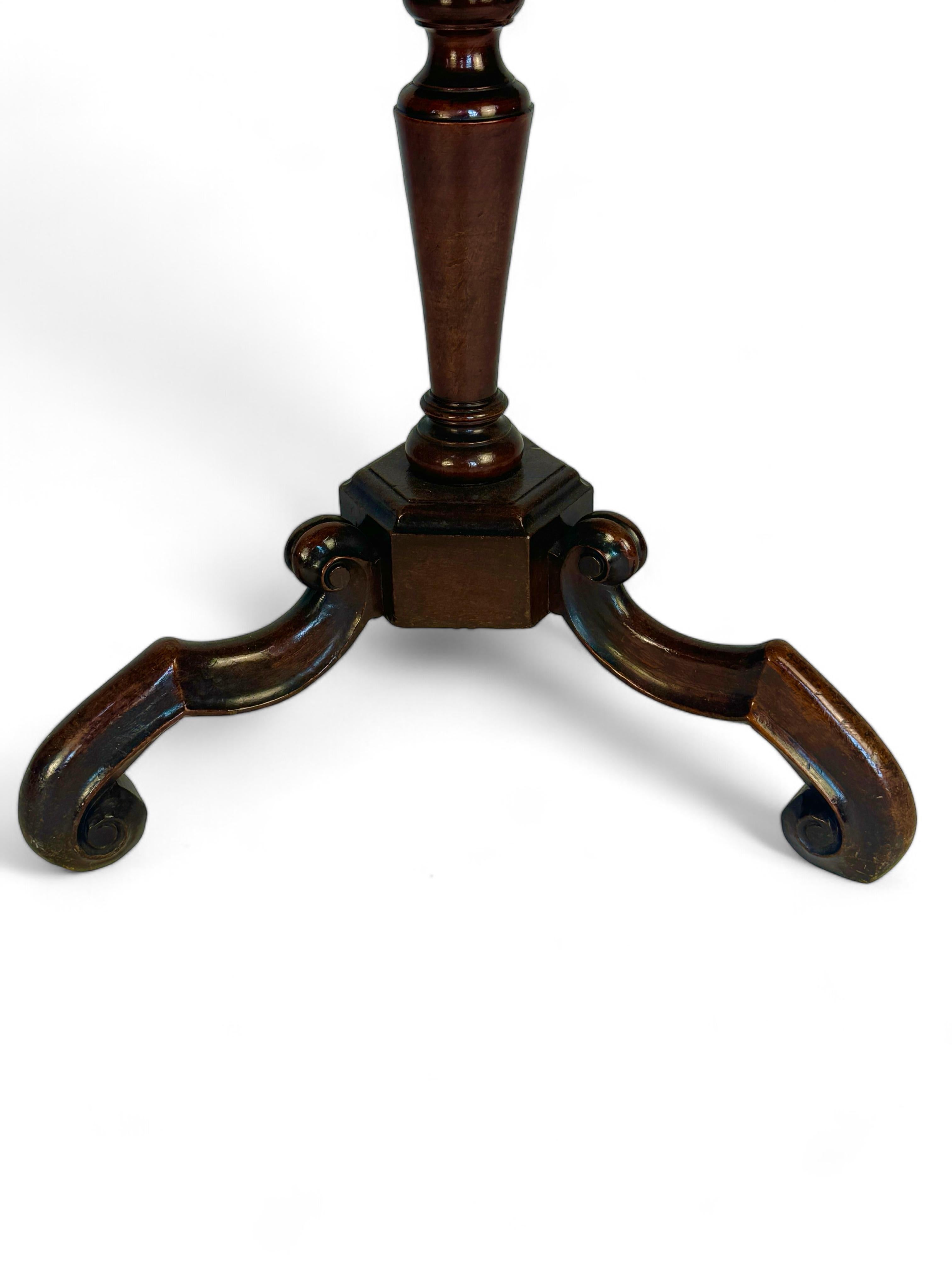 Noyer Petite table à écrire tripode en noyer William & Mary