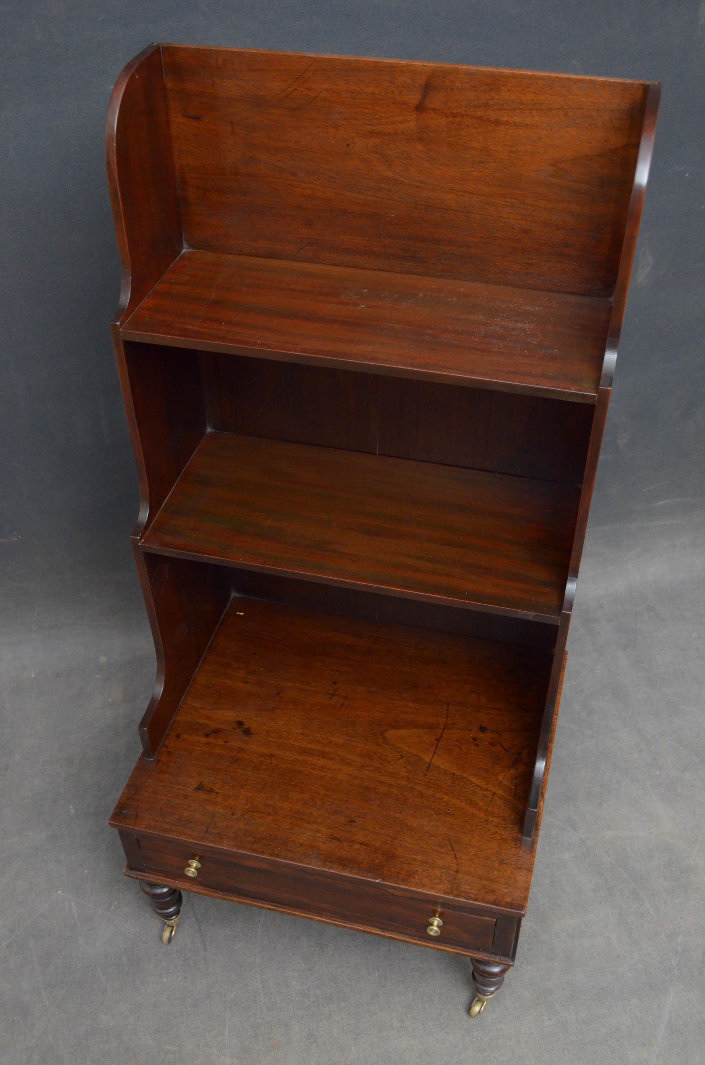 Sn4705 William IV mahogany and simulated rosewood waterfall bookcase with mahogany lined drawer to the base and turned legs terminating in original brass castors. This bookcase retains its original finish and is ready to place at home, circa