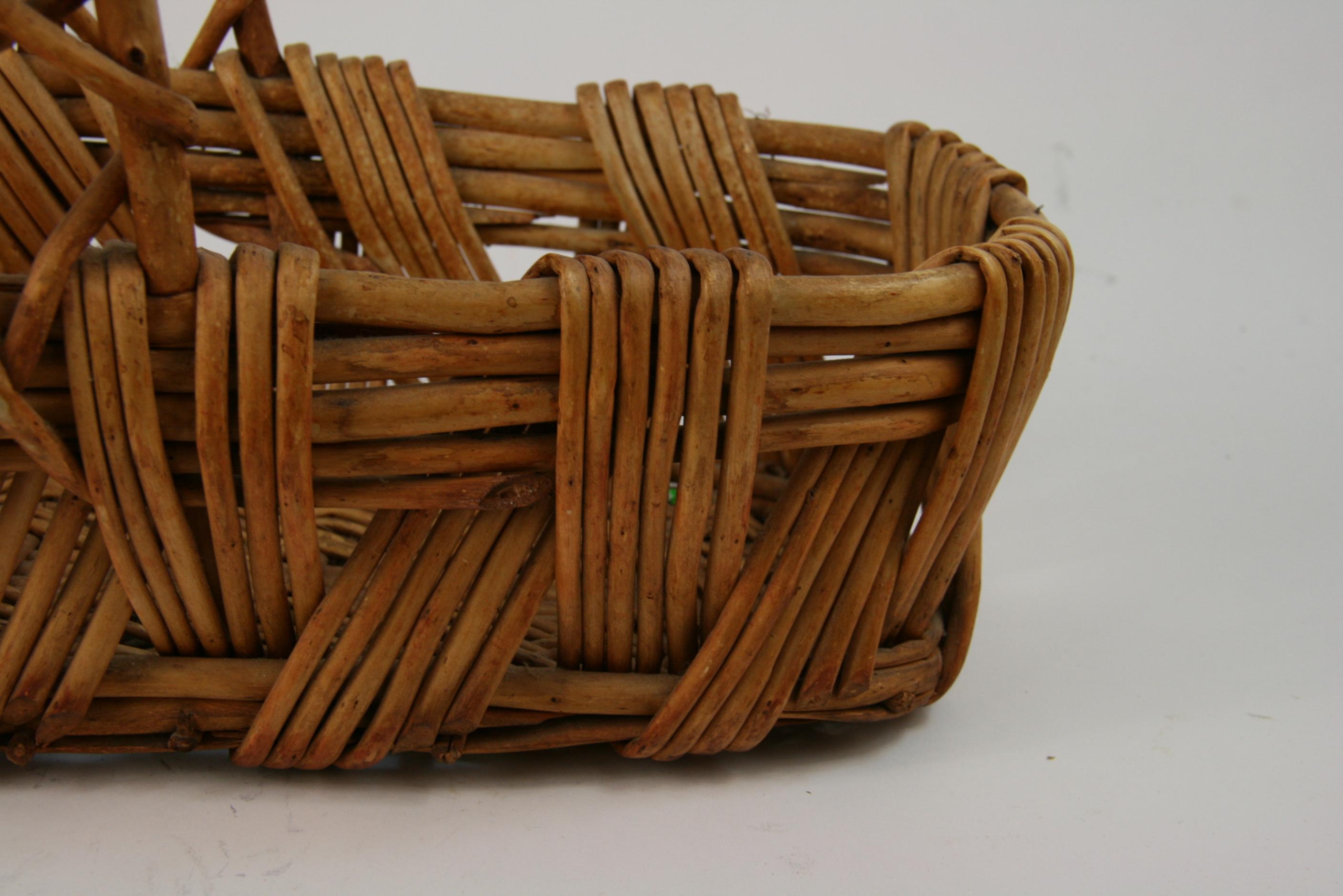 Small Willow Wicker Basket/Folk Art In Good Condition In Douglas Manor, NY