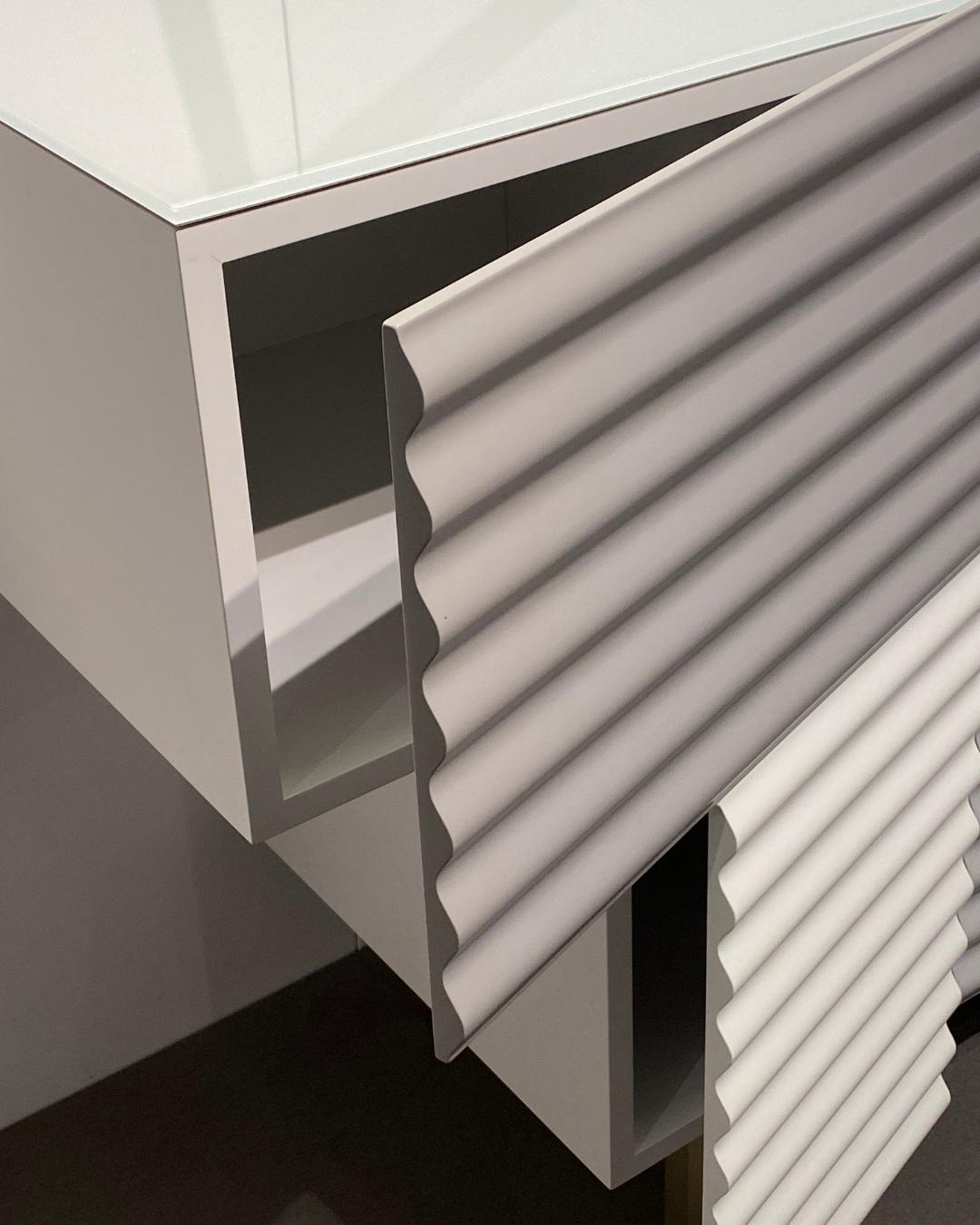 Zeitgenössisches Sideboard-Modell „Winter Shanty“, grau-weiß lackiert, goldfarben matt  (Moderne) im Angebot