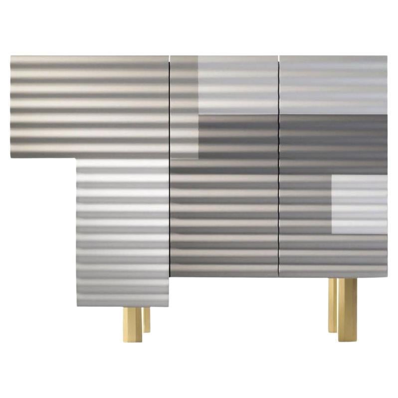 Zeitgenössisches Sideboard-Modell „Winter Shanty“, grau-weiß lackiert, goldfarben matt  im Angebot