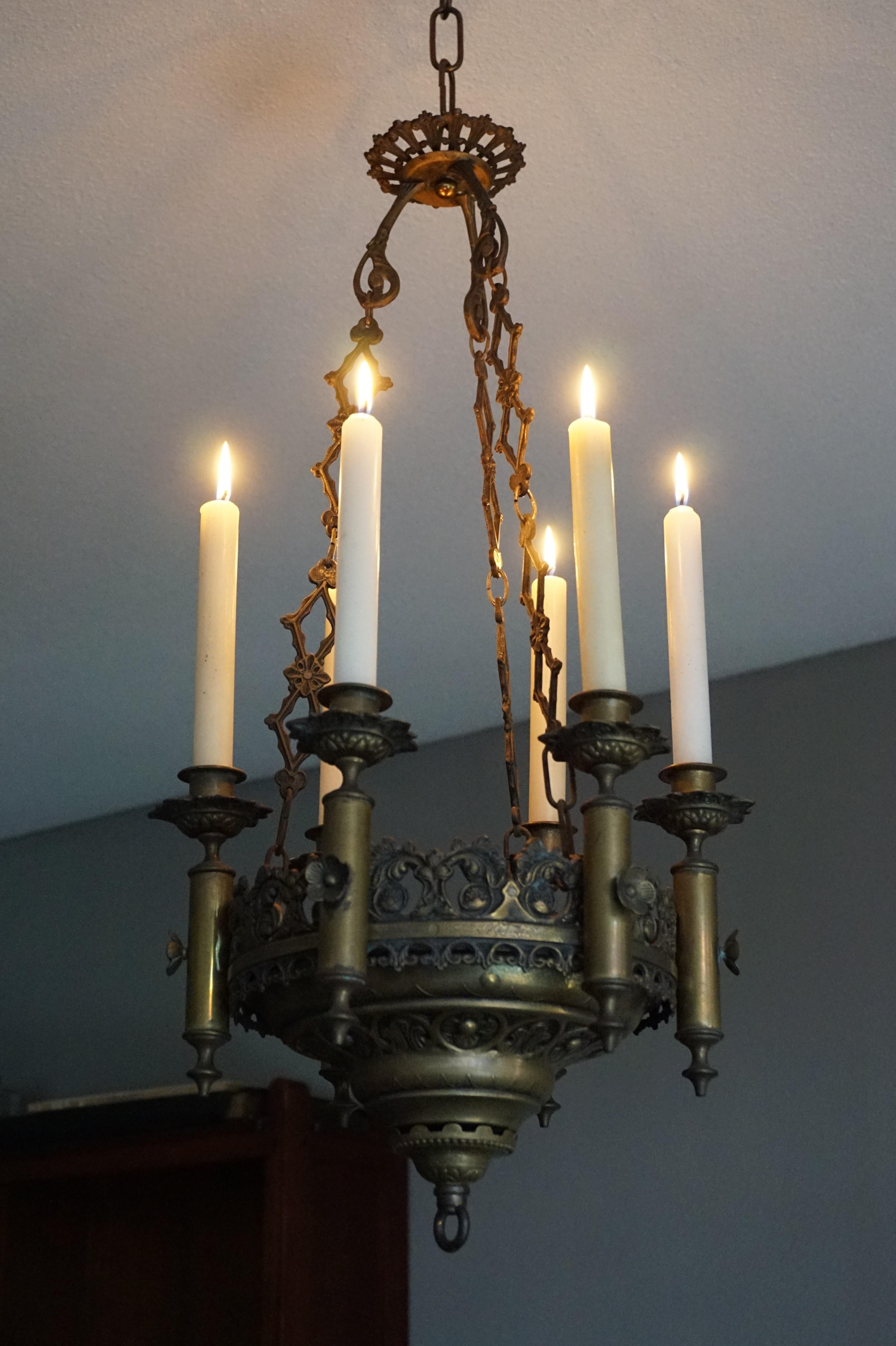 Petite et merveilleuse lampe à suspension d'église néo-gothique à six bougies en bronze et laiton 1