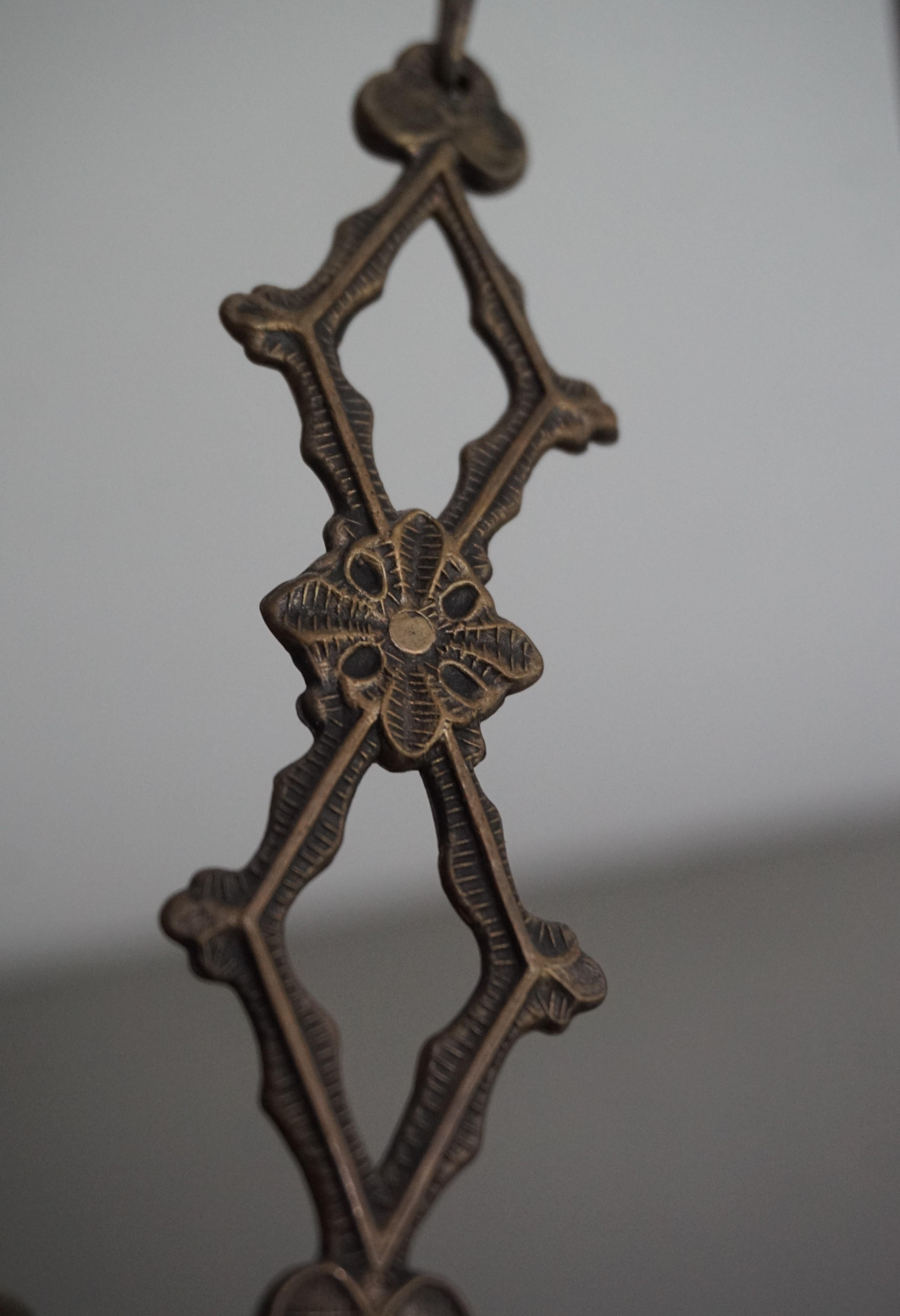 Petite et merveilleuse lampe à suspension d'église néo-gothique à six bougies en bronze et laiton 3