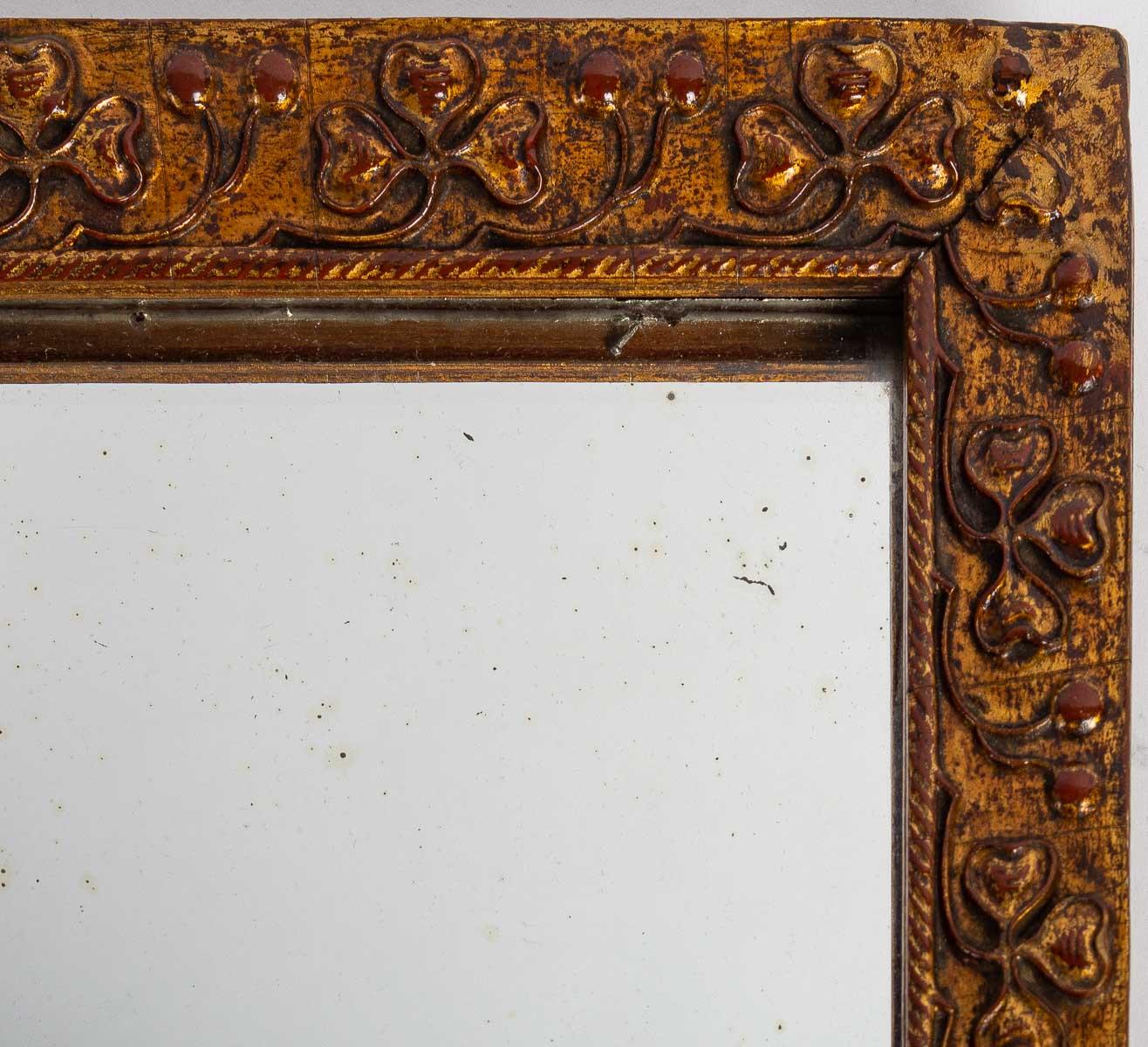Kleiner Spiegel aus Holz und Stuck mit Kleeblattmotiv.
Maße: H: 29 cm, B: 23 cm, T: 2 cm.