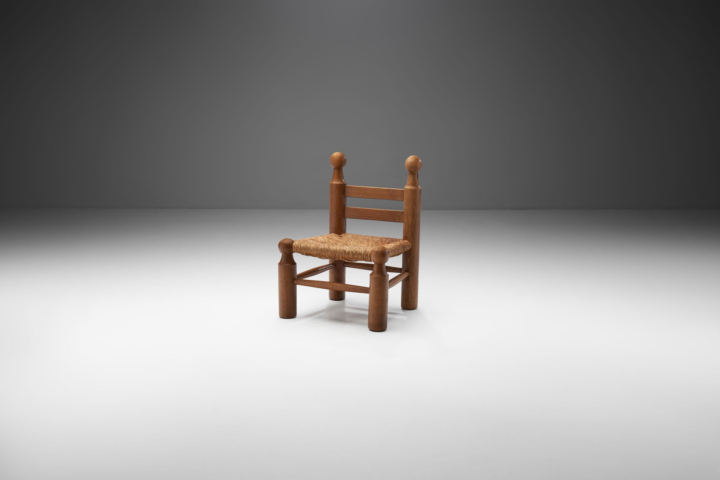 In den vergangenen Jahrzehnten wurden Kleinmöbel für verschiedene Zwecke geschaffen, die im 21. Jahrhundert wieder zu begehrten Stücken geworden sind. Dieser Stuhl aus Massivholz und Korbgeflecht ist ein schönes Exemplar, das offensichtlich von