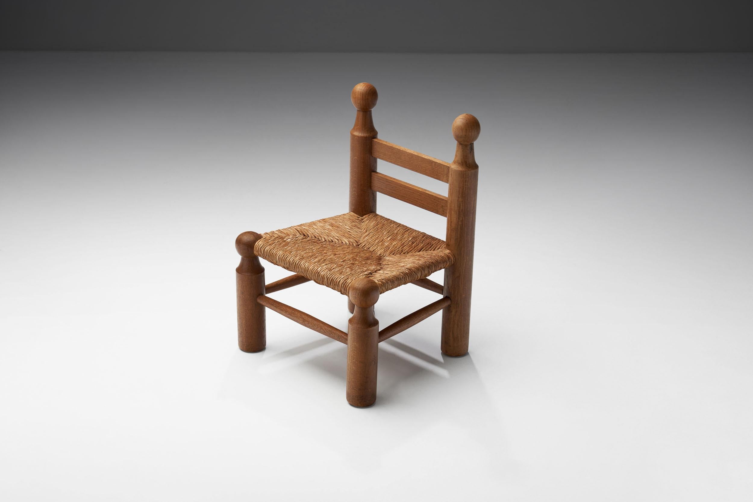 Stuhl aus Holz und Korbweide von einem europäischen Möbelschreiner, Europa, ca. 1950er Jahre (Europäisch) im Angebot