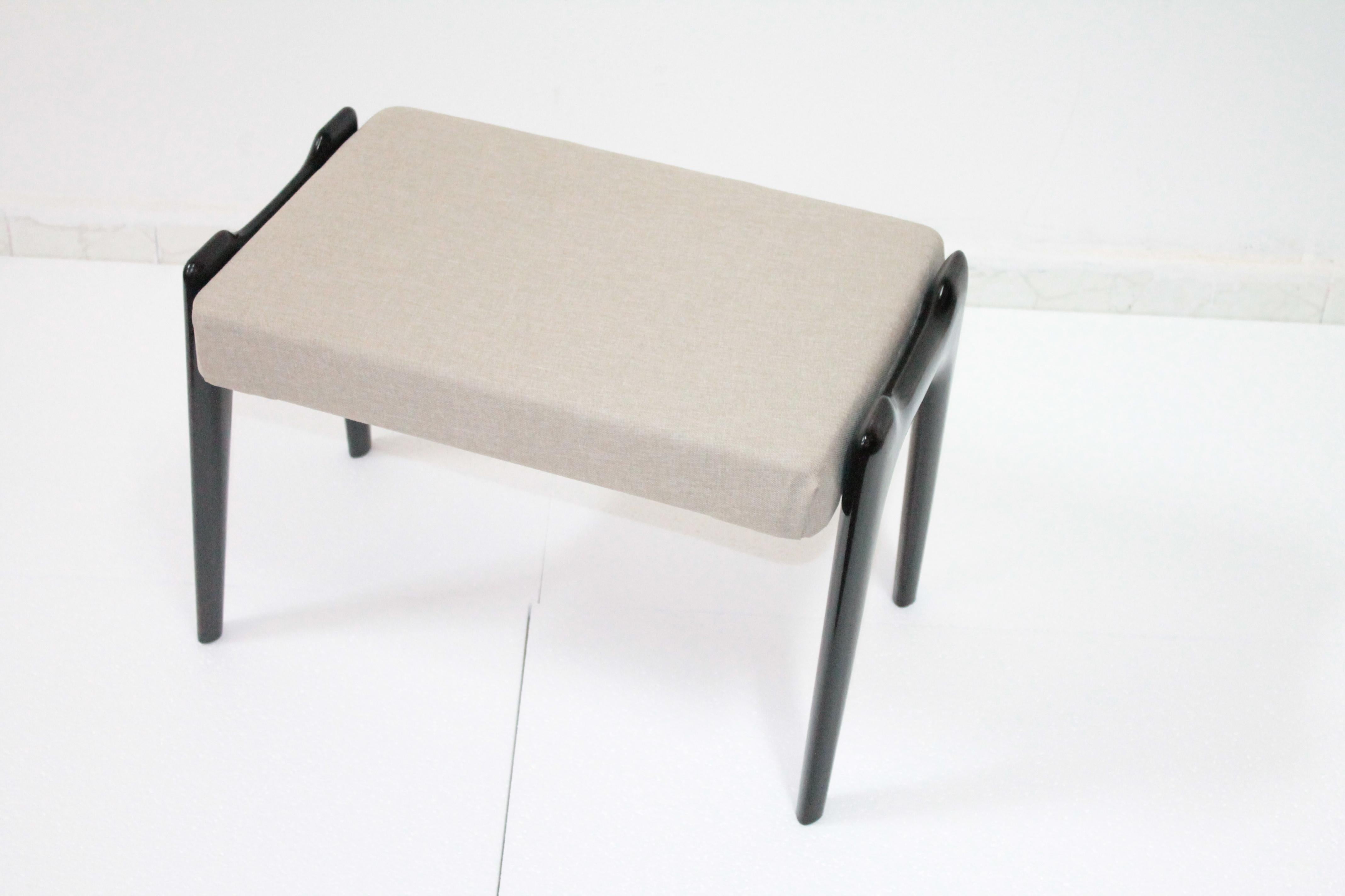 Small Italian stool design Ico Parisi circa 1950.
Good condition.
Dimensions: H 38 W 36 x 55 cm.