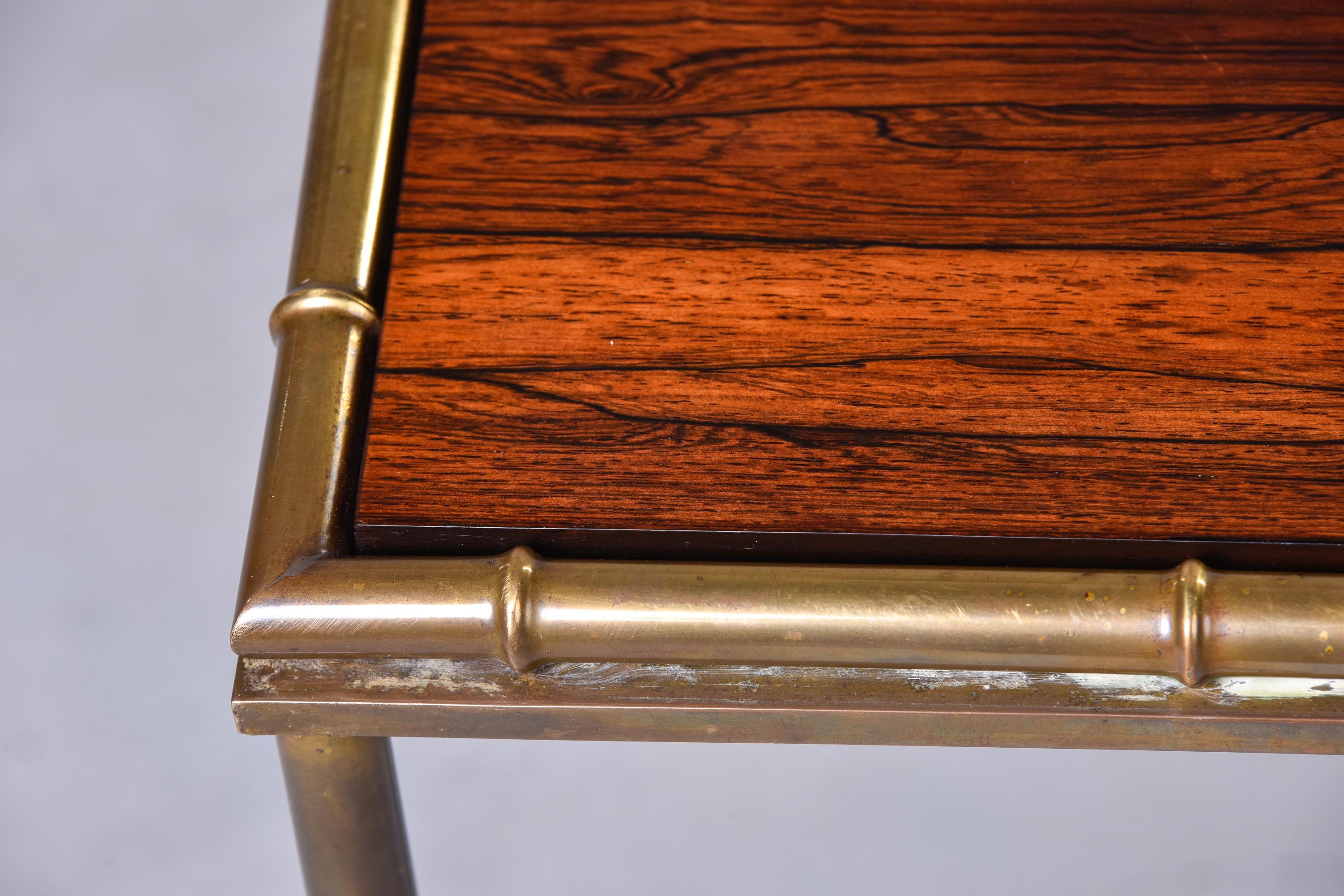 Petite table d'appoint à plateau en bois avec pieds en laiton imitation bambou en vente 3