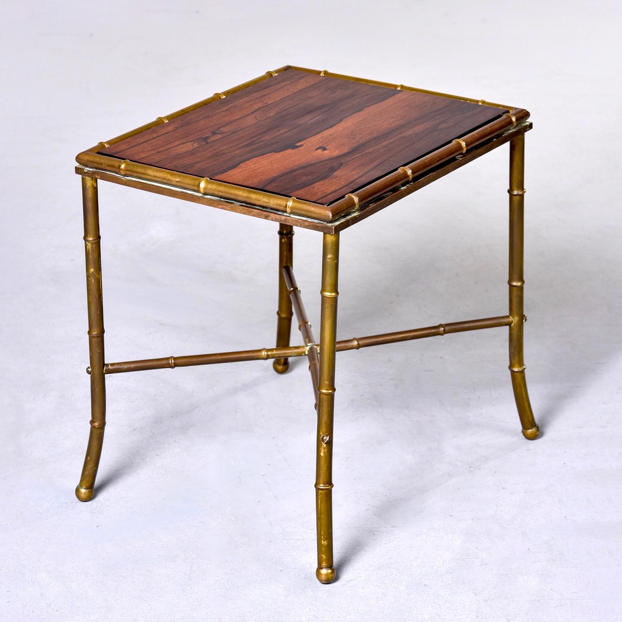 Trouvée en Italie, cette table d'appoint datant des années 1970 a un cadre en laiton imitation bambou et un plateau en bois. Brancard en forme de X. Fabricant inconnu.