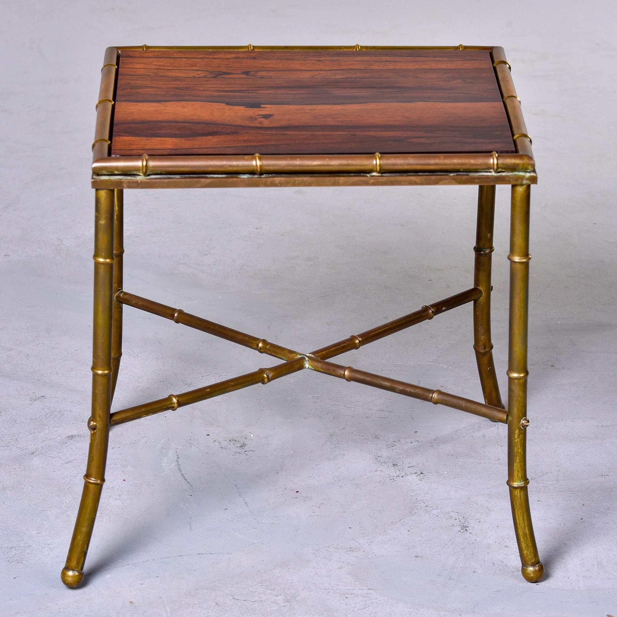 Mid-Century Modern Petite table d'appoint à plateau en bois avec pieds en laiton imitation bambou en vente