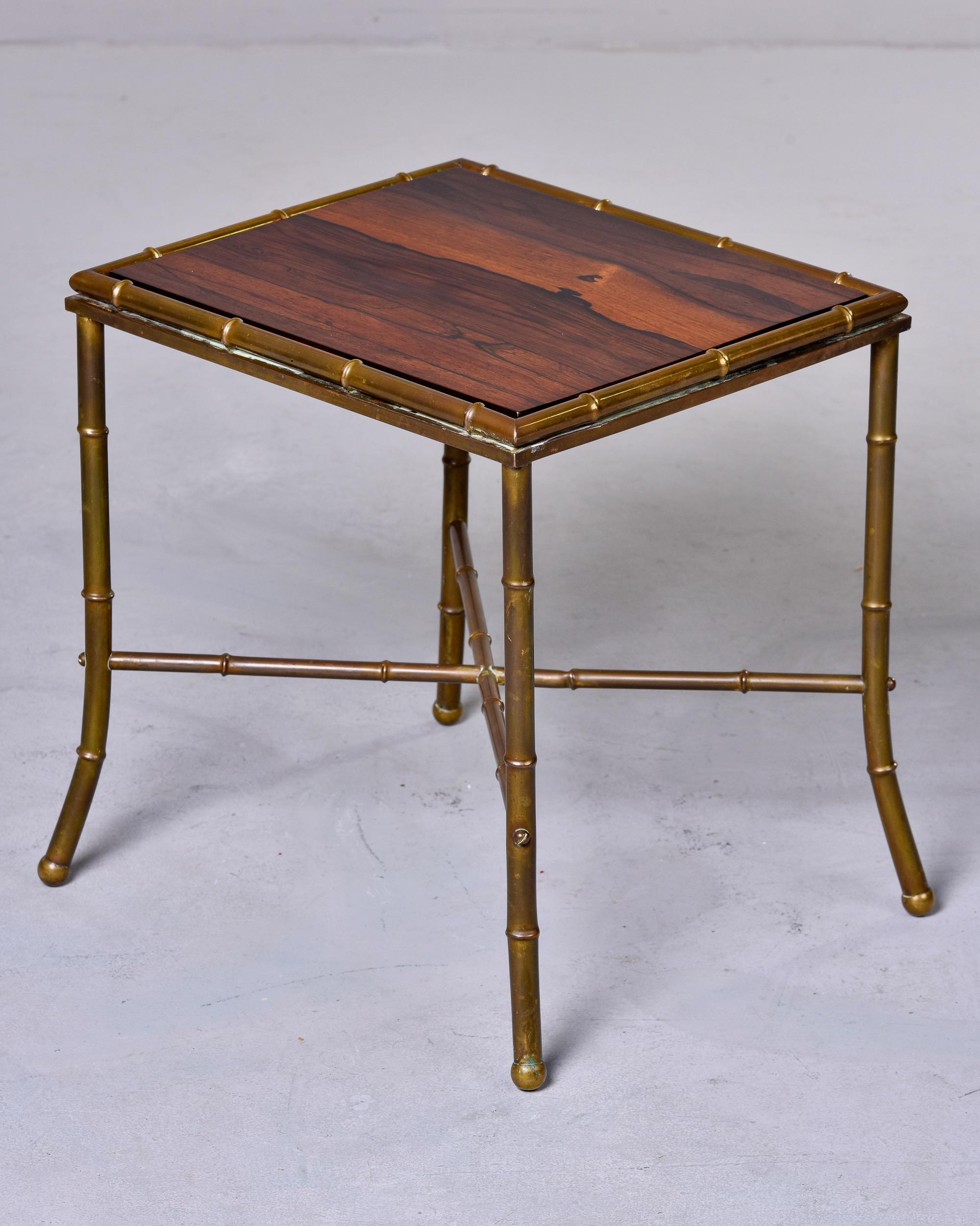 Petite table d'appoint à plateau en bois avec pieds en laiton imitation bambou Bon état - En vente à Troy, MI