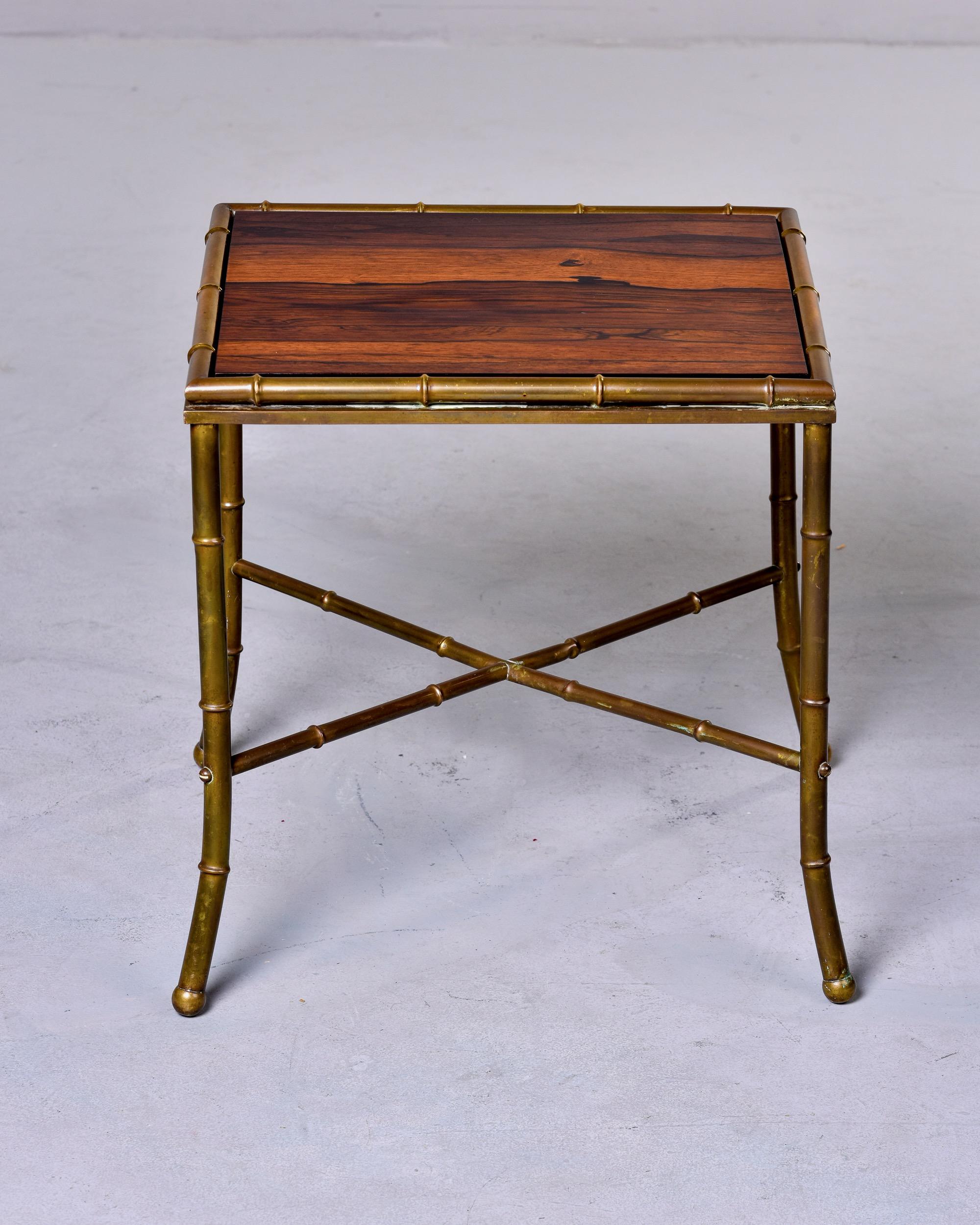 20ième siècle Petite table d'appoint à plateau en bois avec pieds en laiton imitation bambou en vente