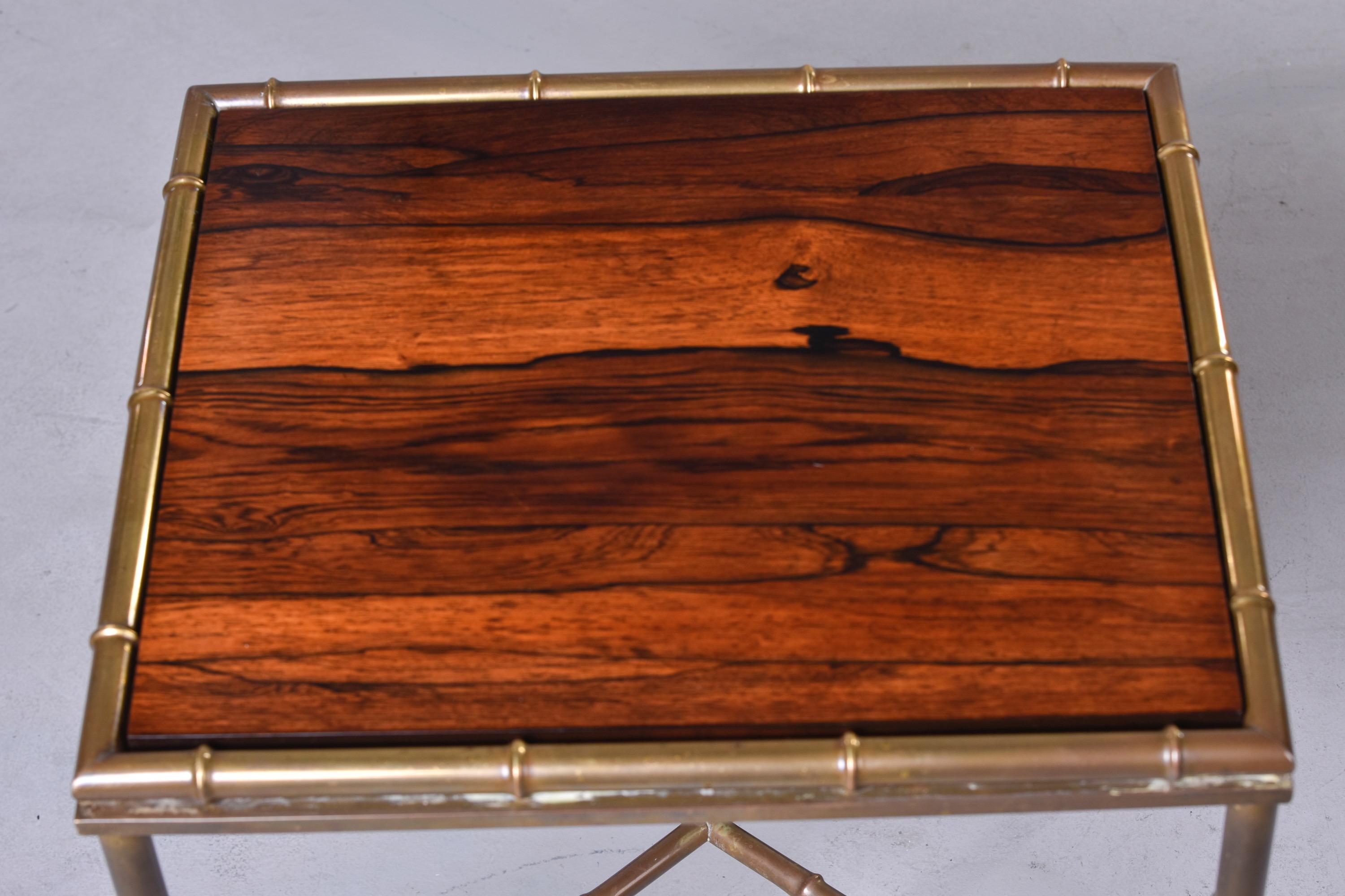 Petite table d'appoint à plateau en bois avec pieds en laiton imitation bambou en vente 2