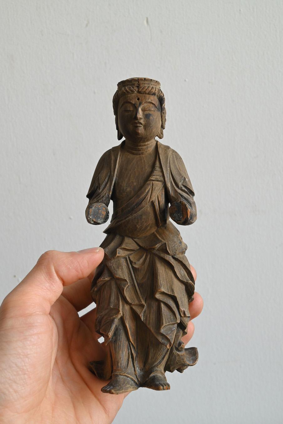 Siamo lieti di presentare una piccola scultura in legno di un Bodhisattva affiancato realizzata intorno al periodo Edo.

Si pensa che quest'opera sia uno dei Kannon Bosatsu o Seishi Bosatsu ai lati della Triade di Amida. (L'espressione del suo